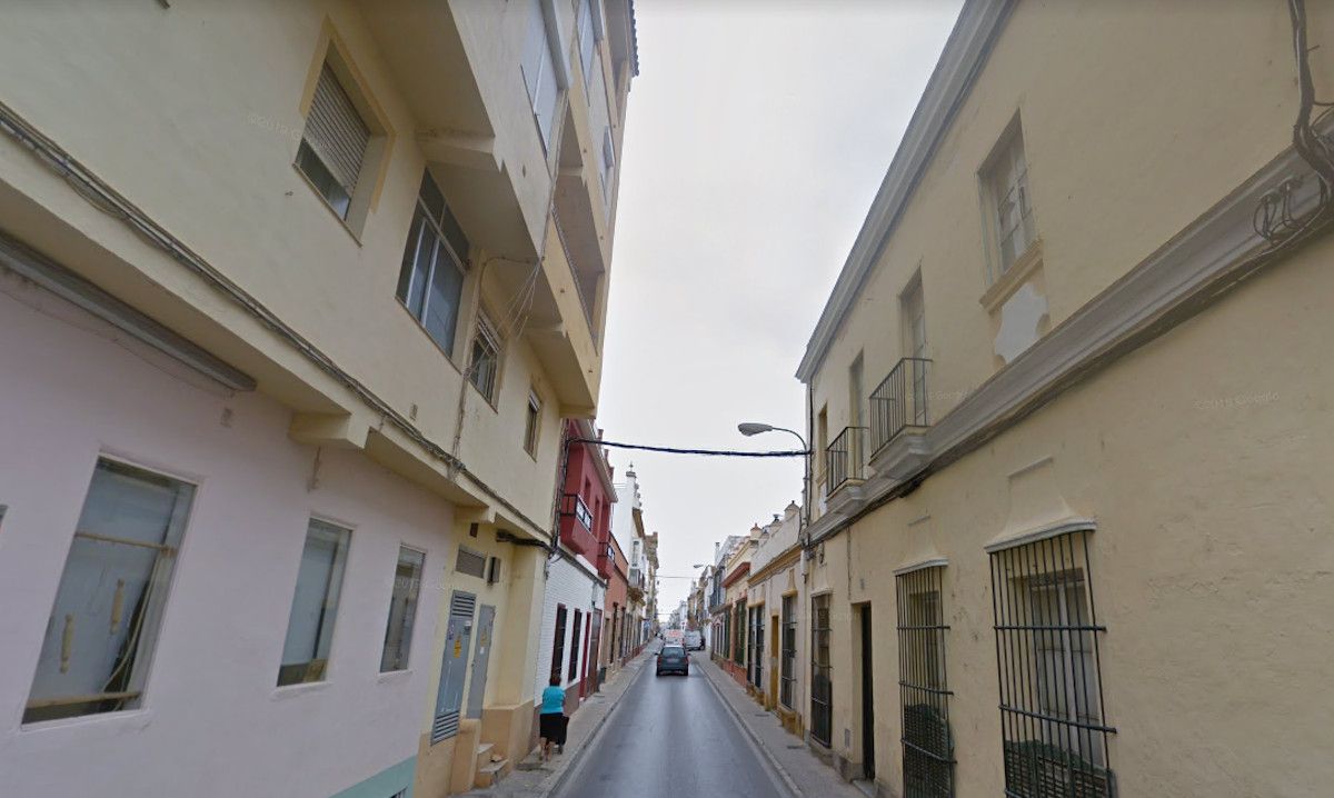 Calle Real donde la vecina aparcó el coche encima de la acera en Puerto Real. GOOGLEMAPS