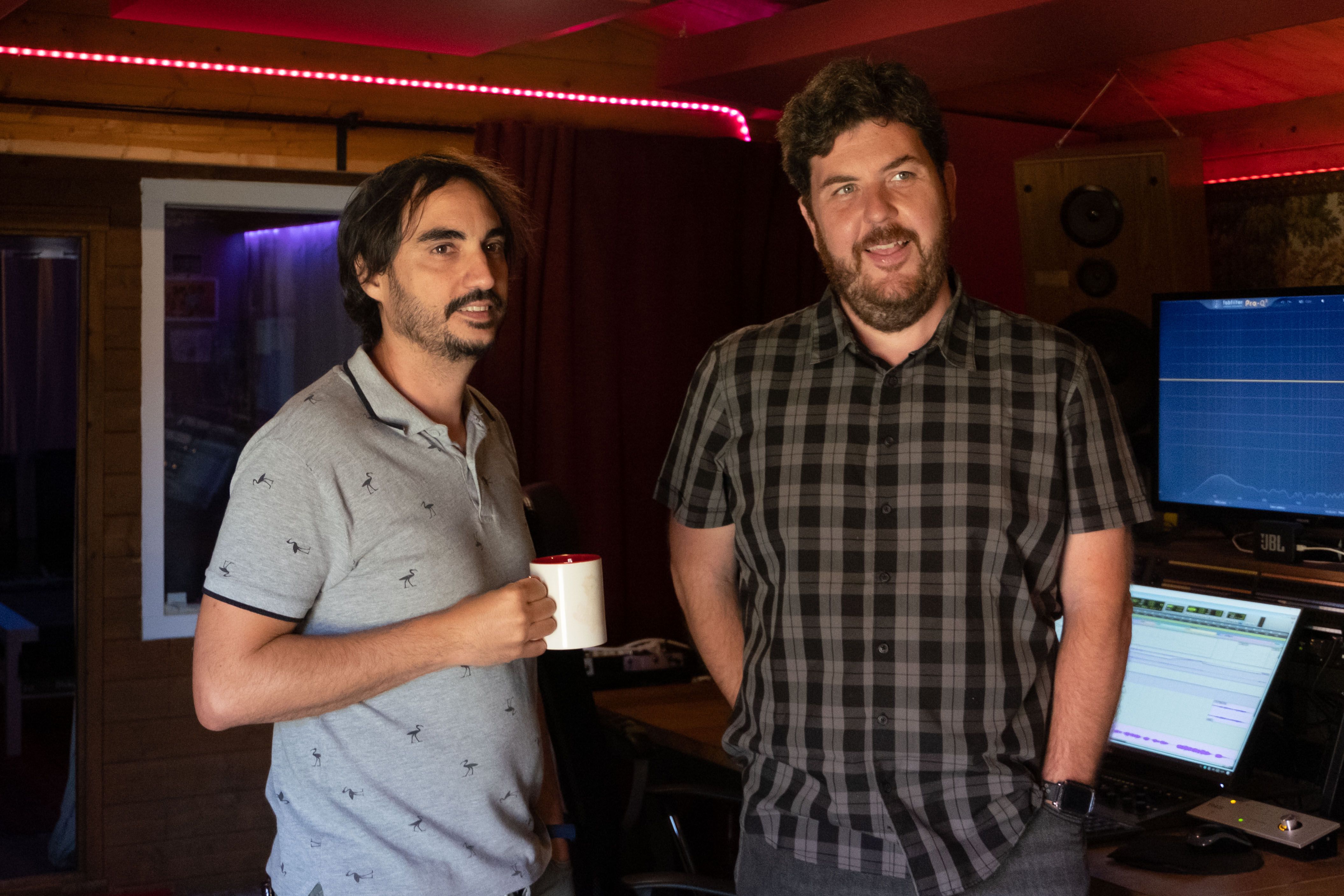 Juan Antonio y Ernesto abren las puertas de su estudio.