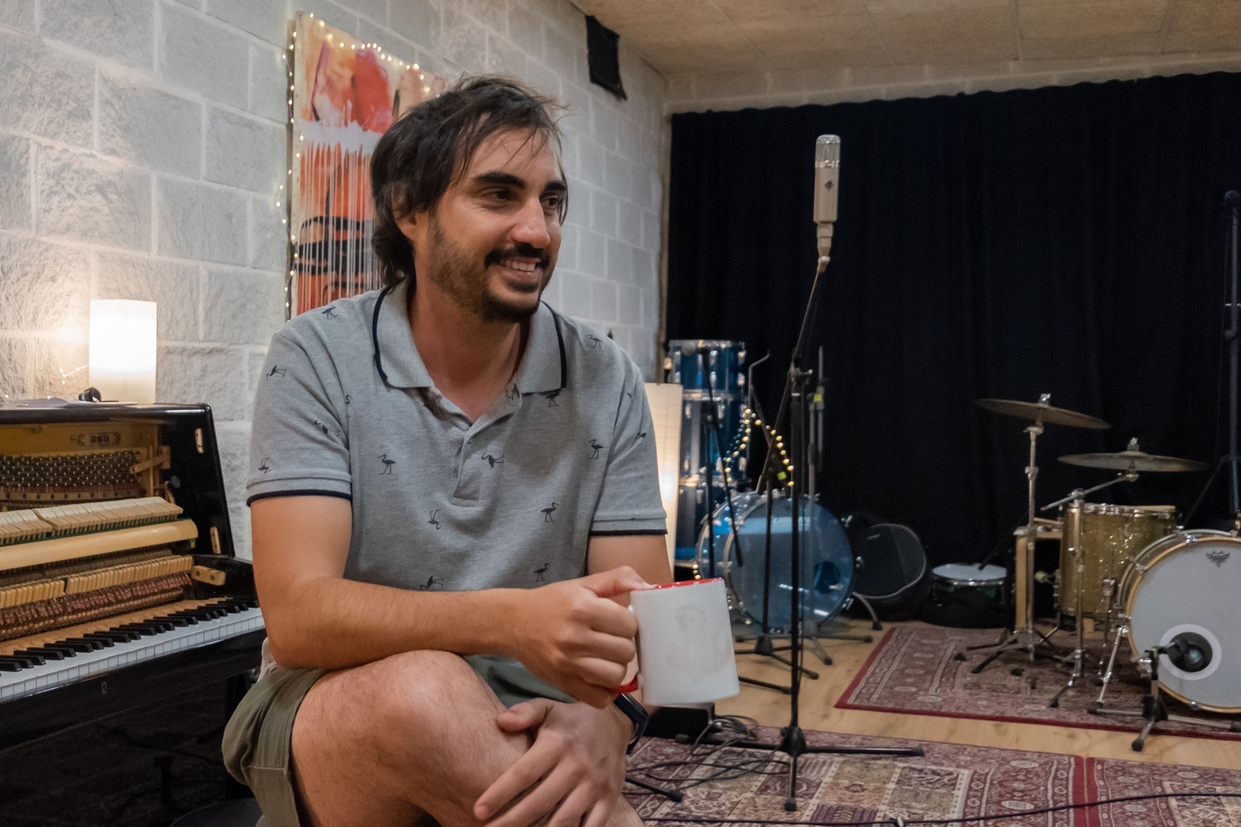 Juan Antonio durante la entrevista en la sala de grabación.