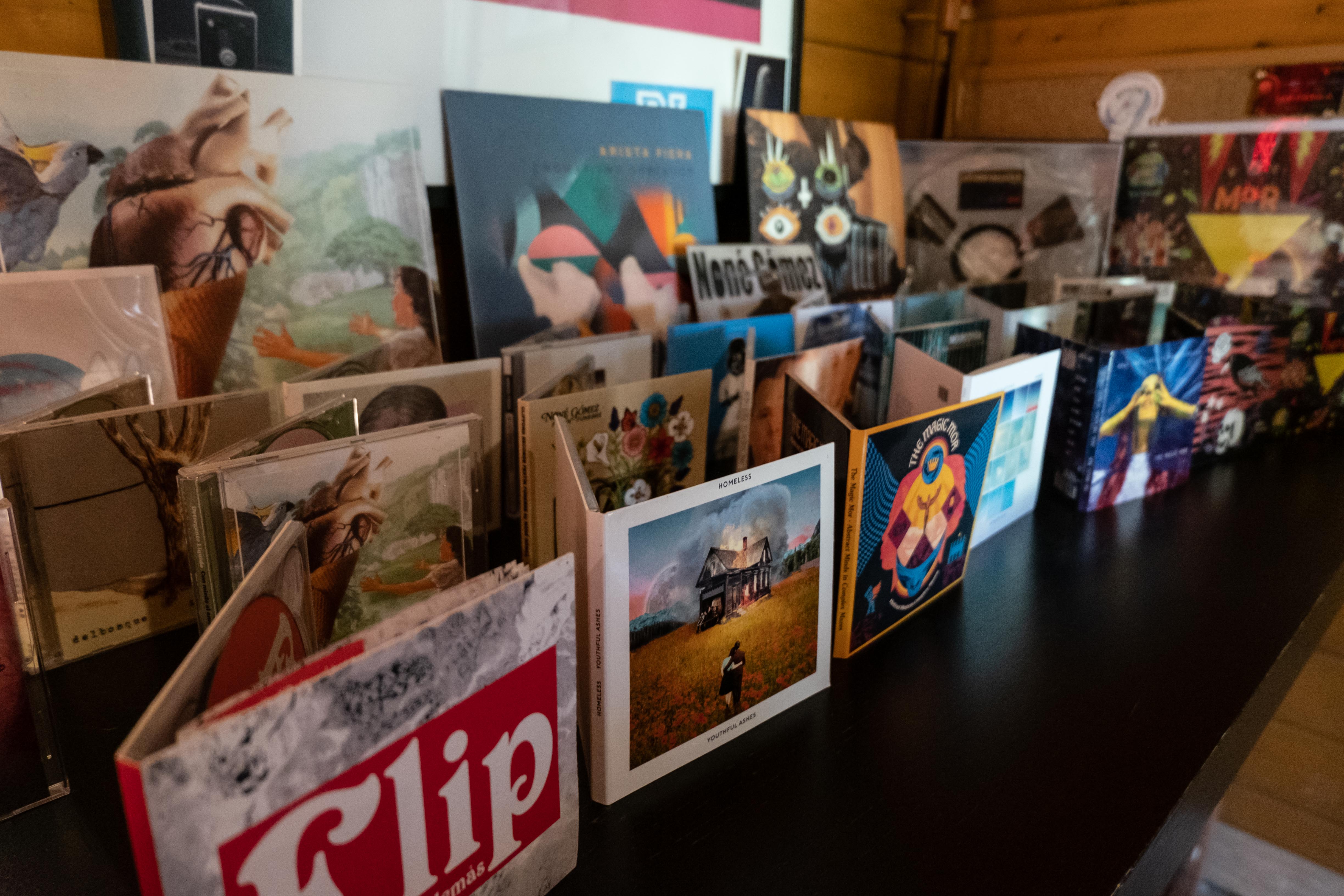 Algunos de los discos producidos en el estudio.