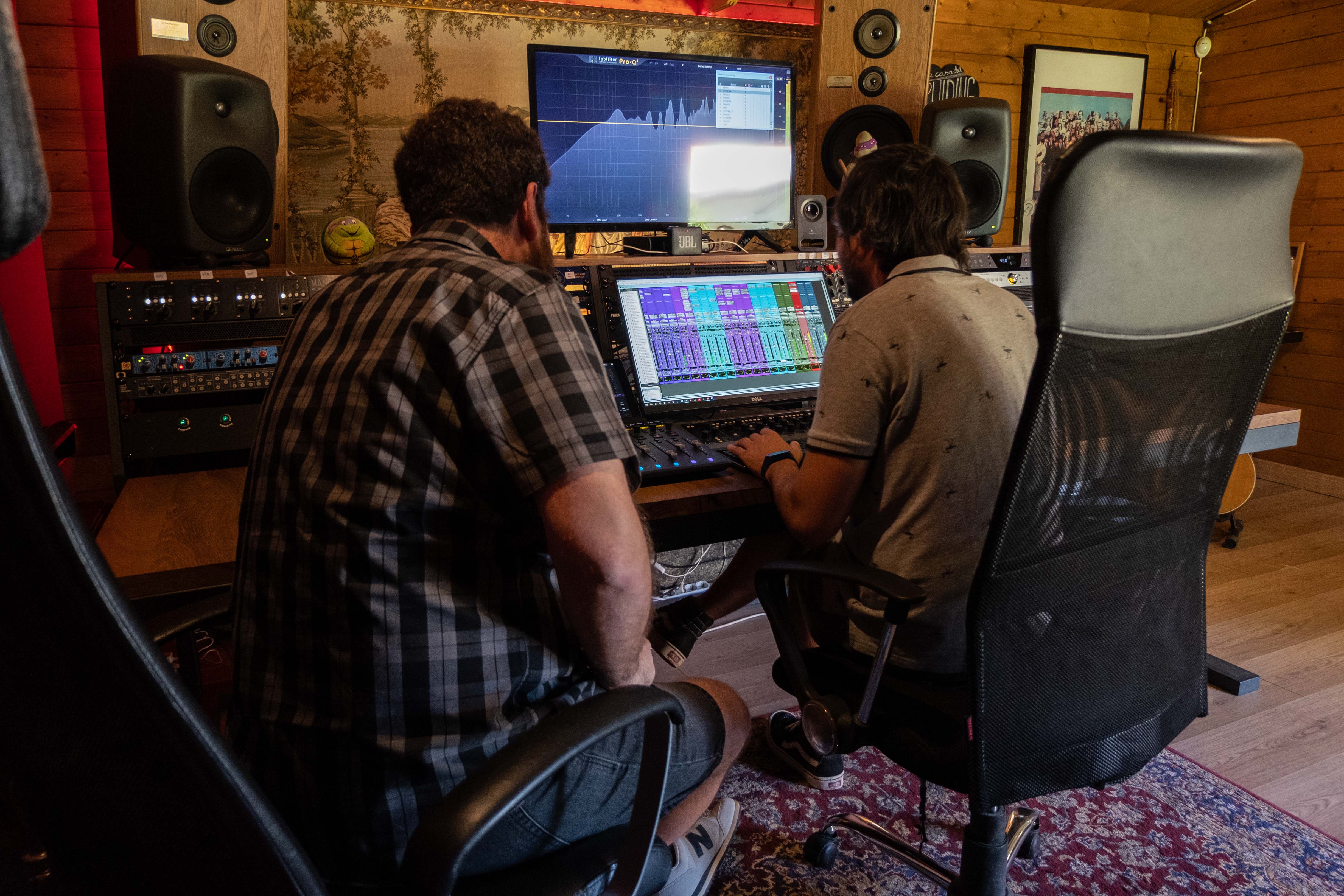 Los técnicos de sonido mezclando los temas.