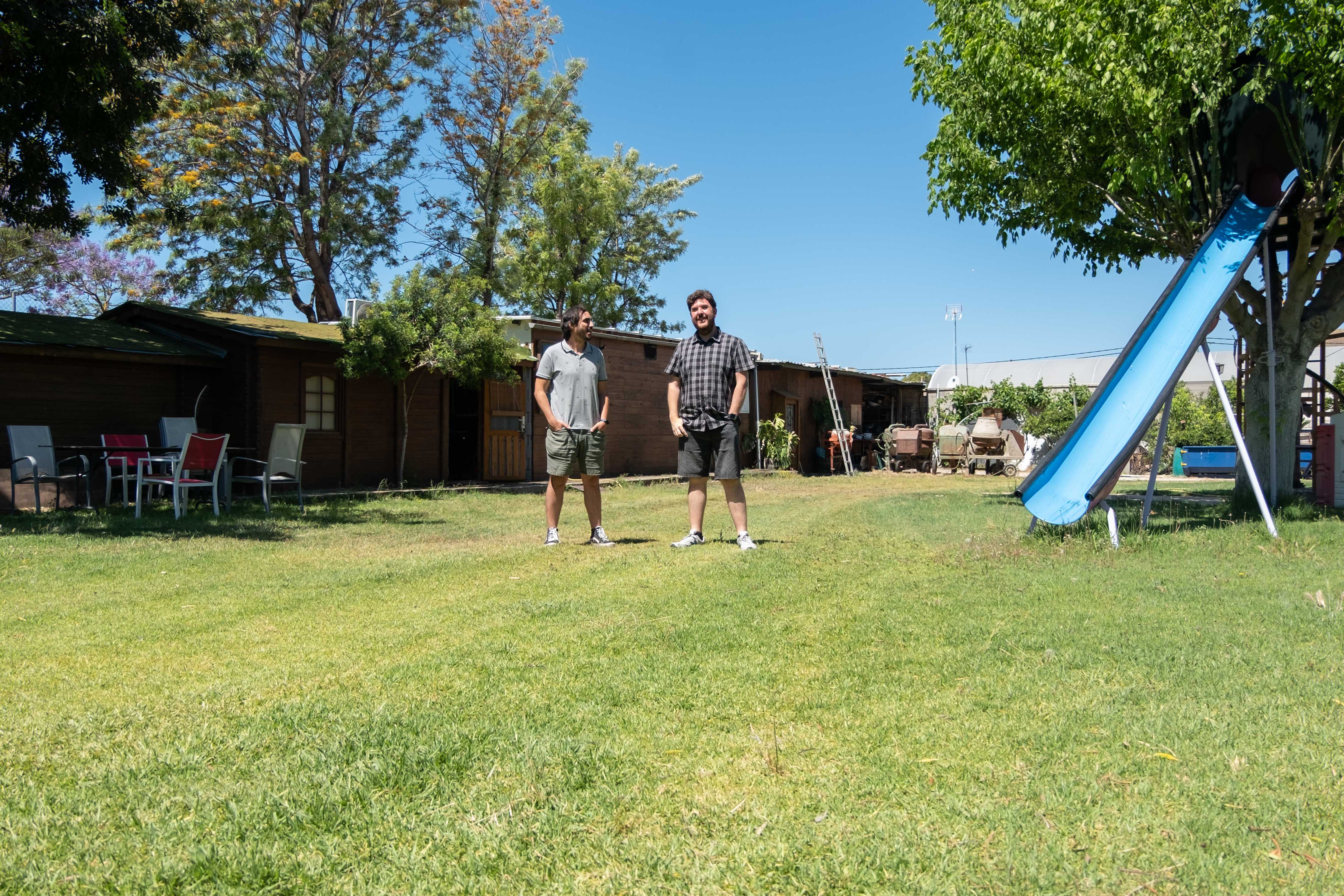 Juan Antonio y Ernesto en la parcela donde producen discos de todo tipo de grupos.