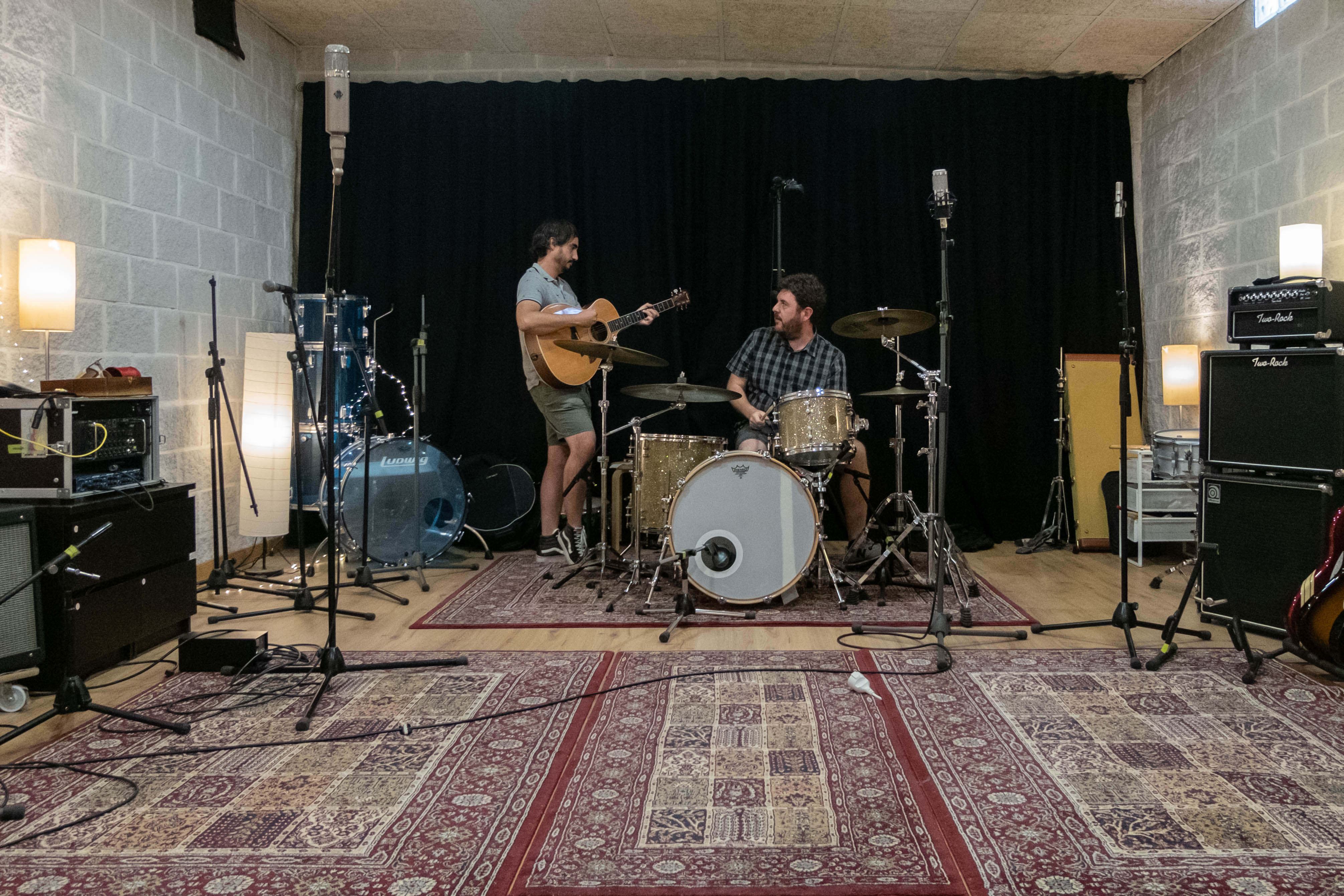 Juan Antonio Mateos y Ernesto Rodríguez en la caseta de madera convertida en estudio de grabación en El Puerto.
