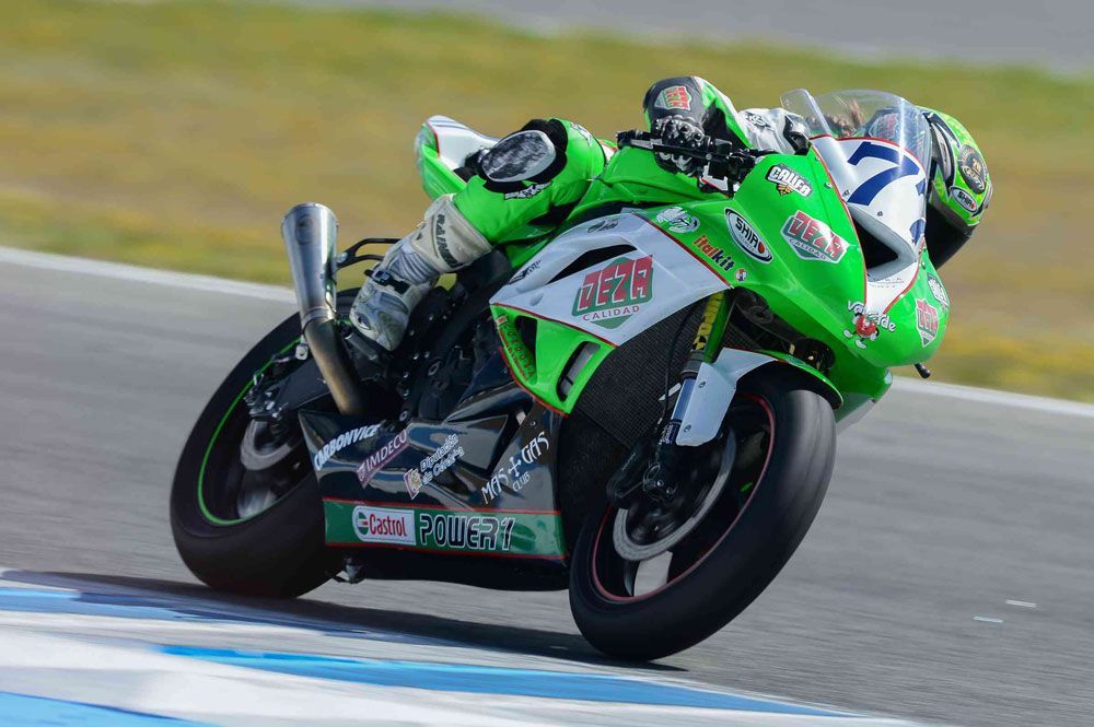 Las pilotos Andrea Sibaja y Esther Merino acuden al Circuito de Jerez para visibilizar el deporte femenino