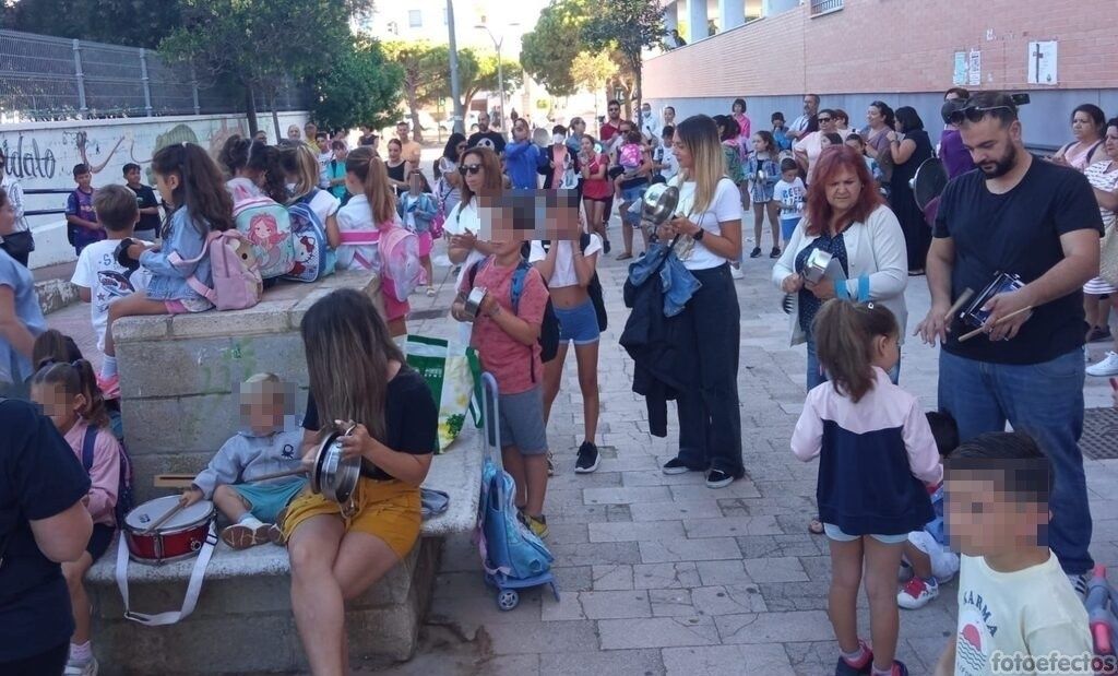 Cacerolada por el cierre de líneas en el Río San Pedro de Puerto Real.