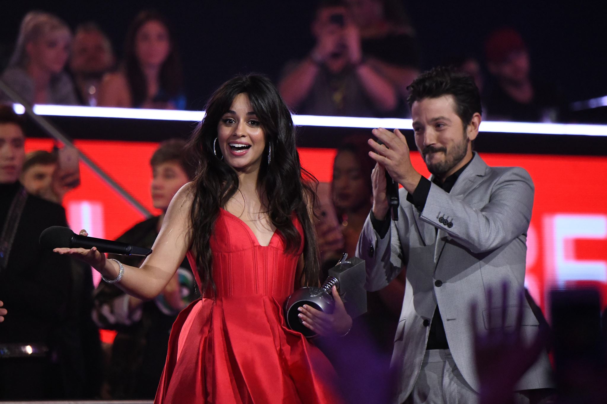 Camila Cabello recogiendo uno de los premios en los premios de la MTV en Bilbao. FOTO: MTV EMA. 