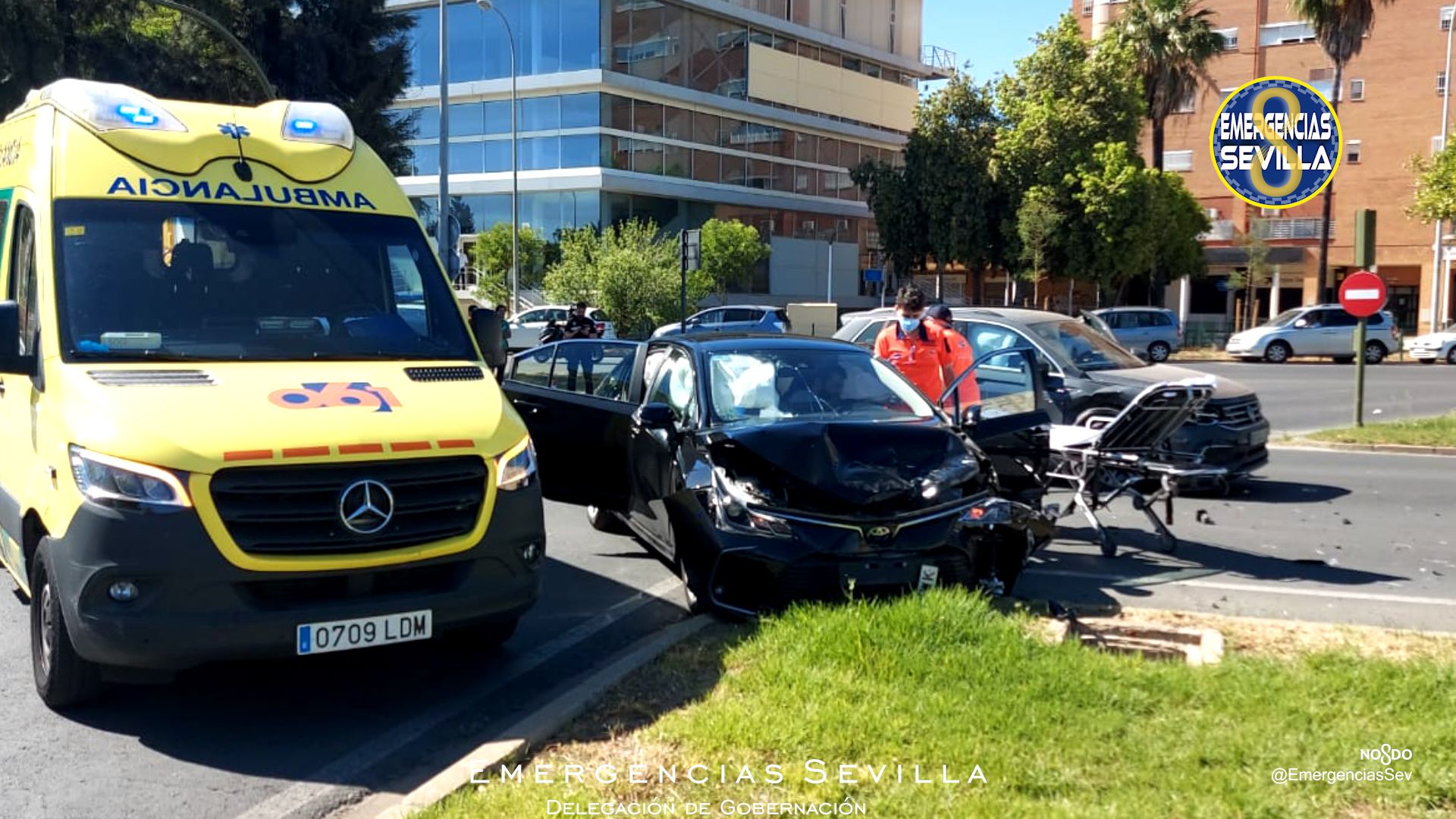 Una imagen del accidente que ha tenido lugar en la avenida Aeronáutica de Sevilla.