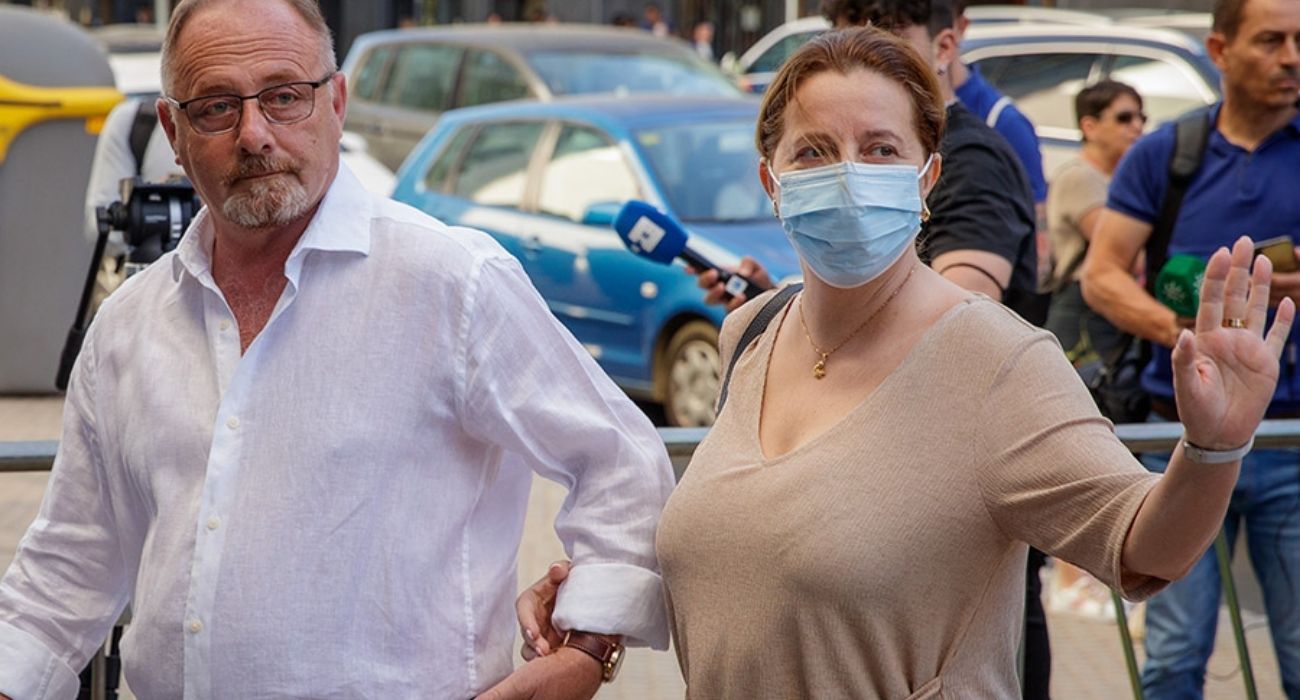 Antonio del Castillo y Eva Casanueva, a su entrada a los juzgados.   CANAL SUR