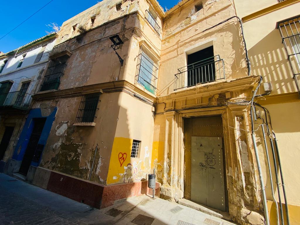 Urbanismo ya ha expropiado y vendido más de una decena de fincas del centro histórico de Jerez. En la imagen, calle Carmen, 10.