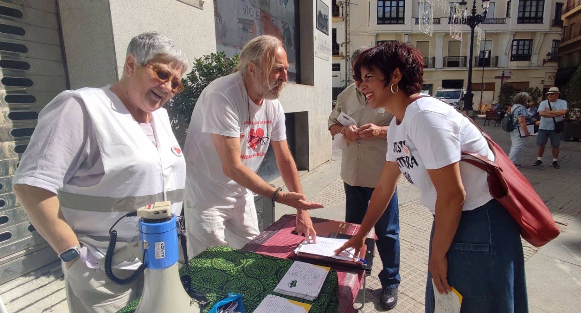 La candidata a la presidencia de la Junta de Adelante Andalucía, Teresa Rodríguez en la concentración de Marea Blanca en Cádiz.