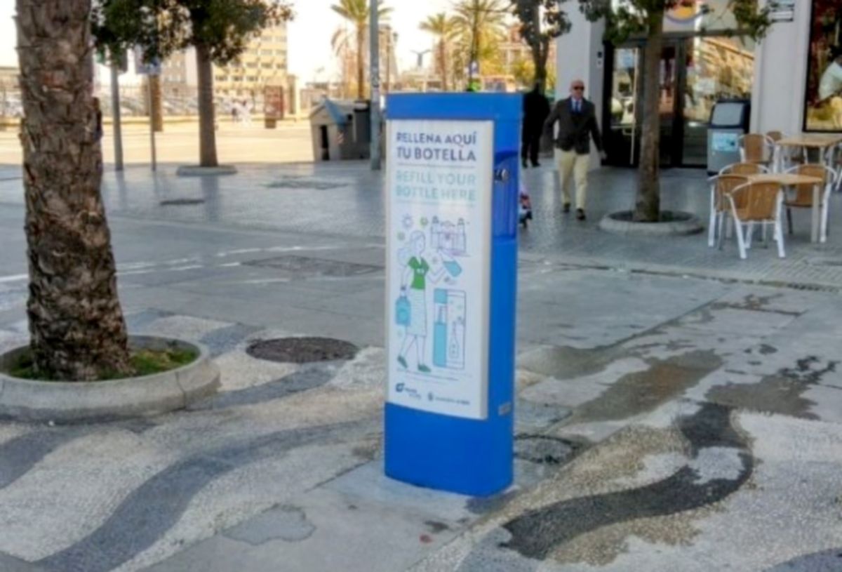 La fuente rellenadora de botellas de agua instalada en la plaza de San Juan de Dios. Foto: Ayto Cádiz.