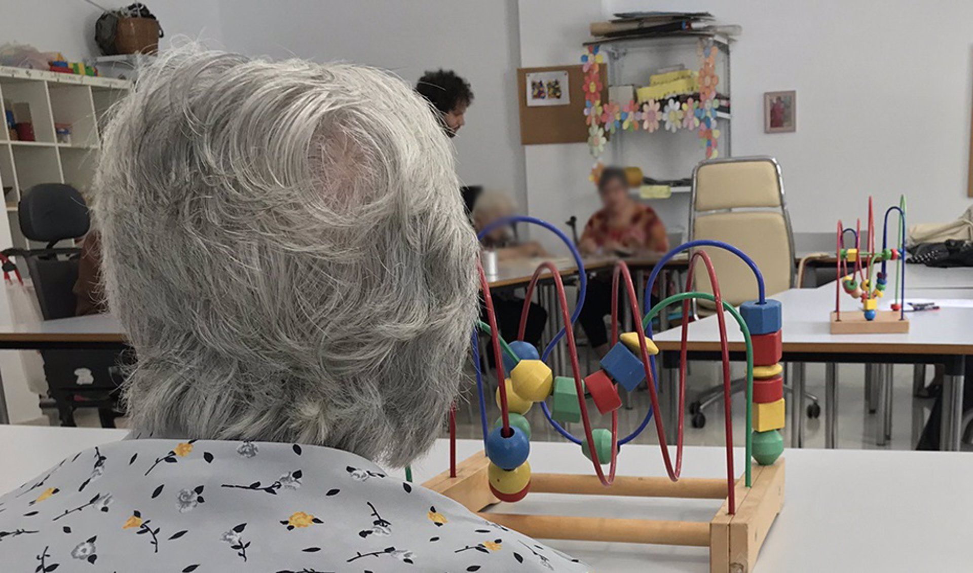 Una persona mayor realizando actividades en un centro.