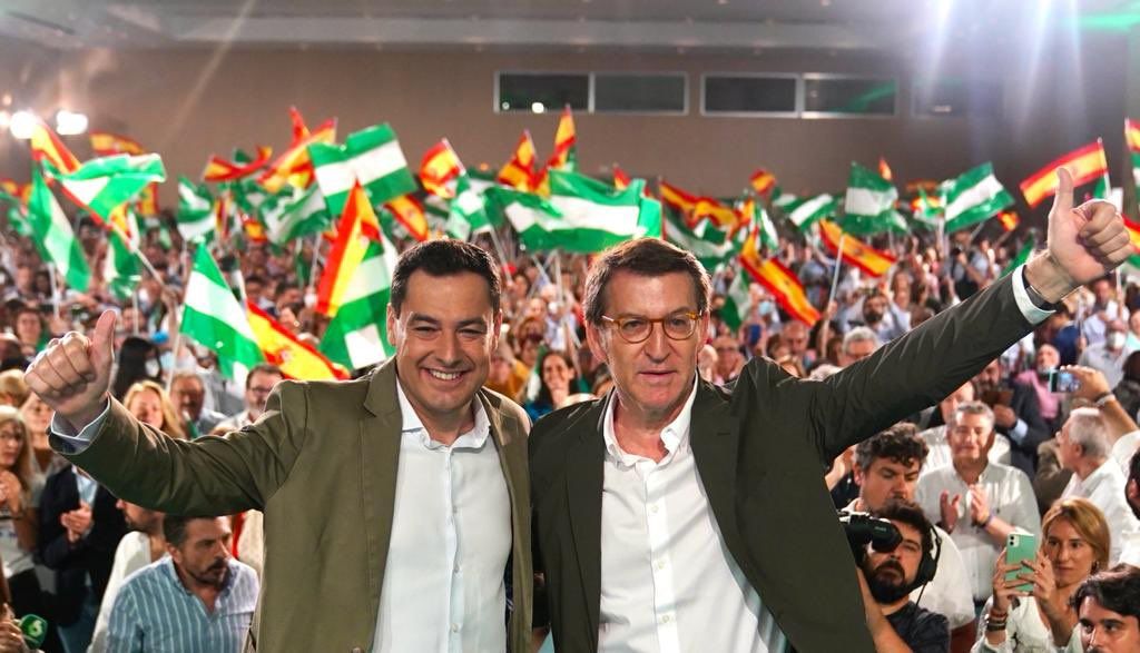 Juanma Moreno junto a Núñez Feijoo en un acto del PP en Sevilla.