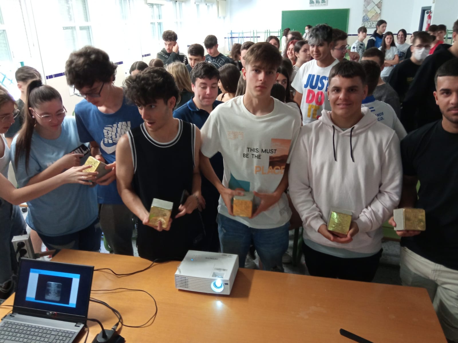 Las alumnas y los alumnos del IES Seritium posan con las 'Stolpersteine' en memoria de los jerezanos asesinados