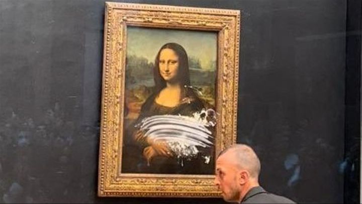 Así quedó La Giocconda tras sufrir el tartazo de un activista en El Louvre.