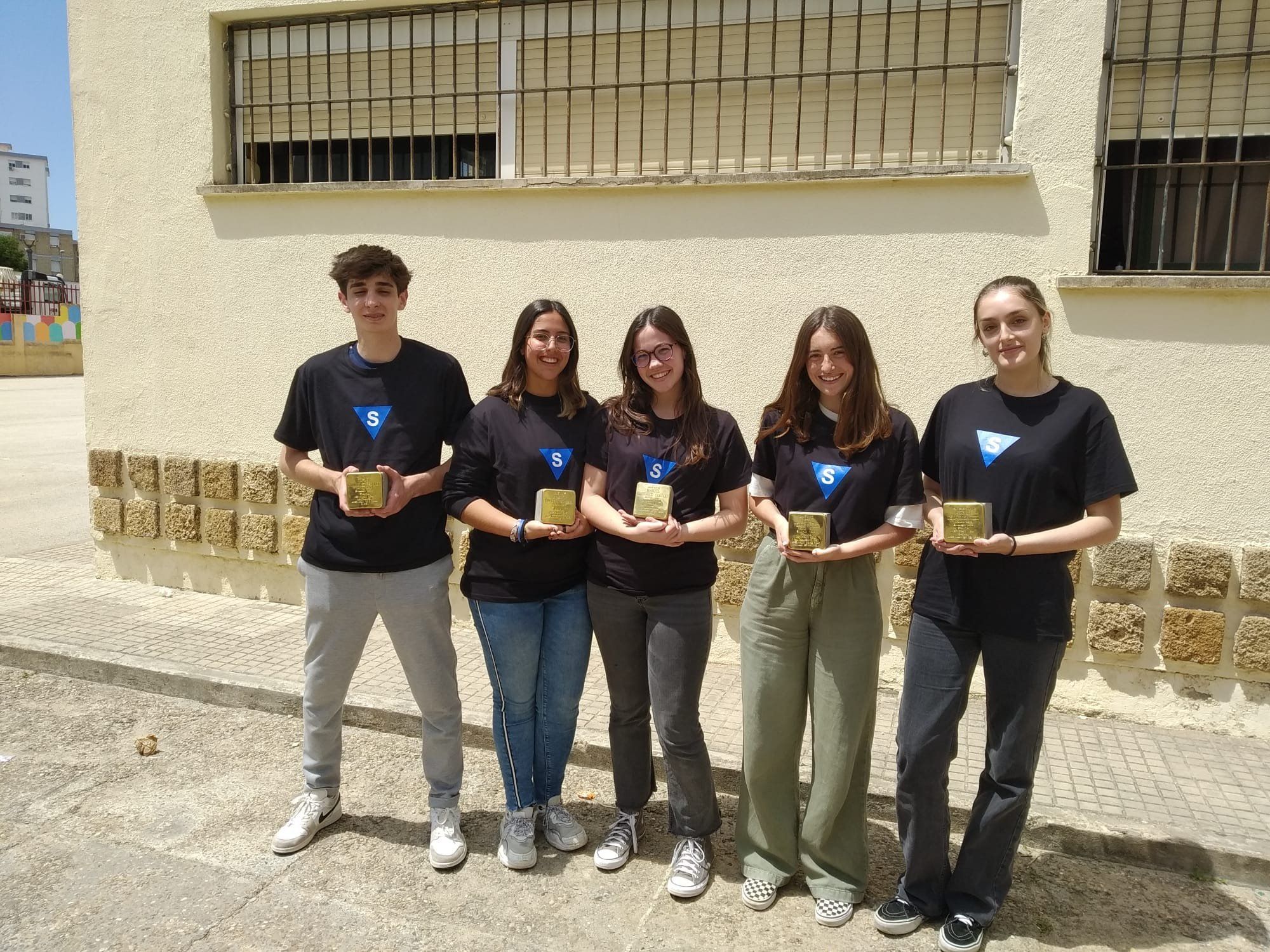 Alumnos y alumnas del IES Alvar Núñez posan con las cinco 'Stolpersteine'