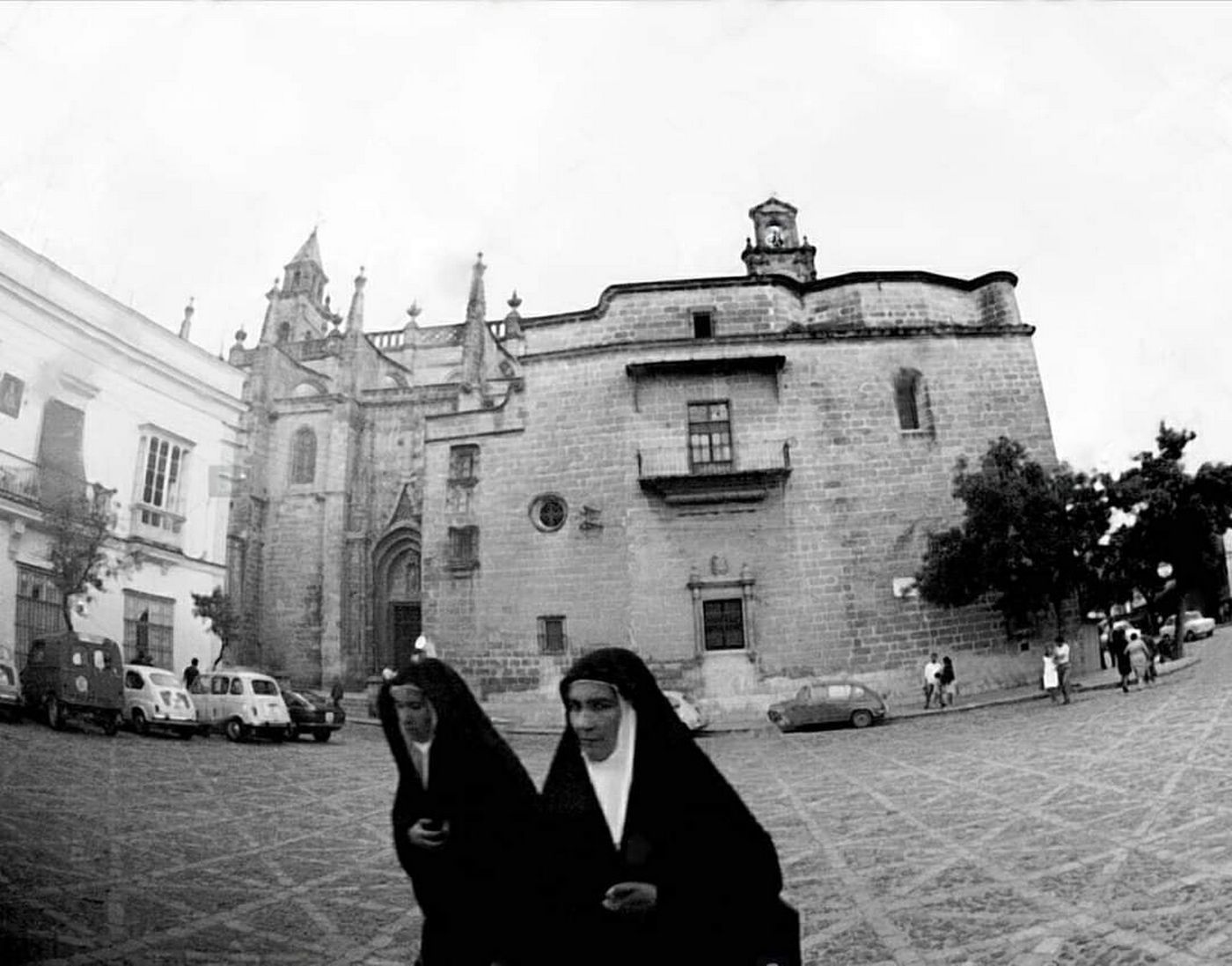 Dos monjas frente a la iglesia de Santiago de Jerez en una fotografía del siglo pasado recuperada del archivo personal de Juan Ramírez