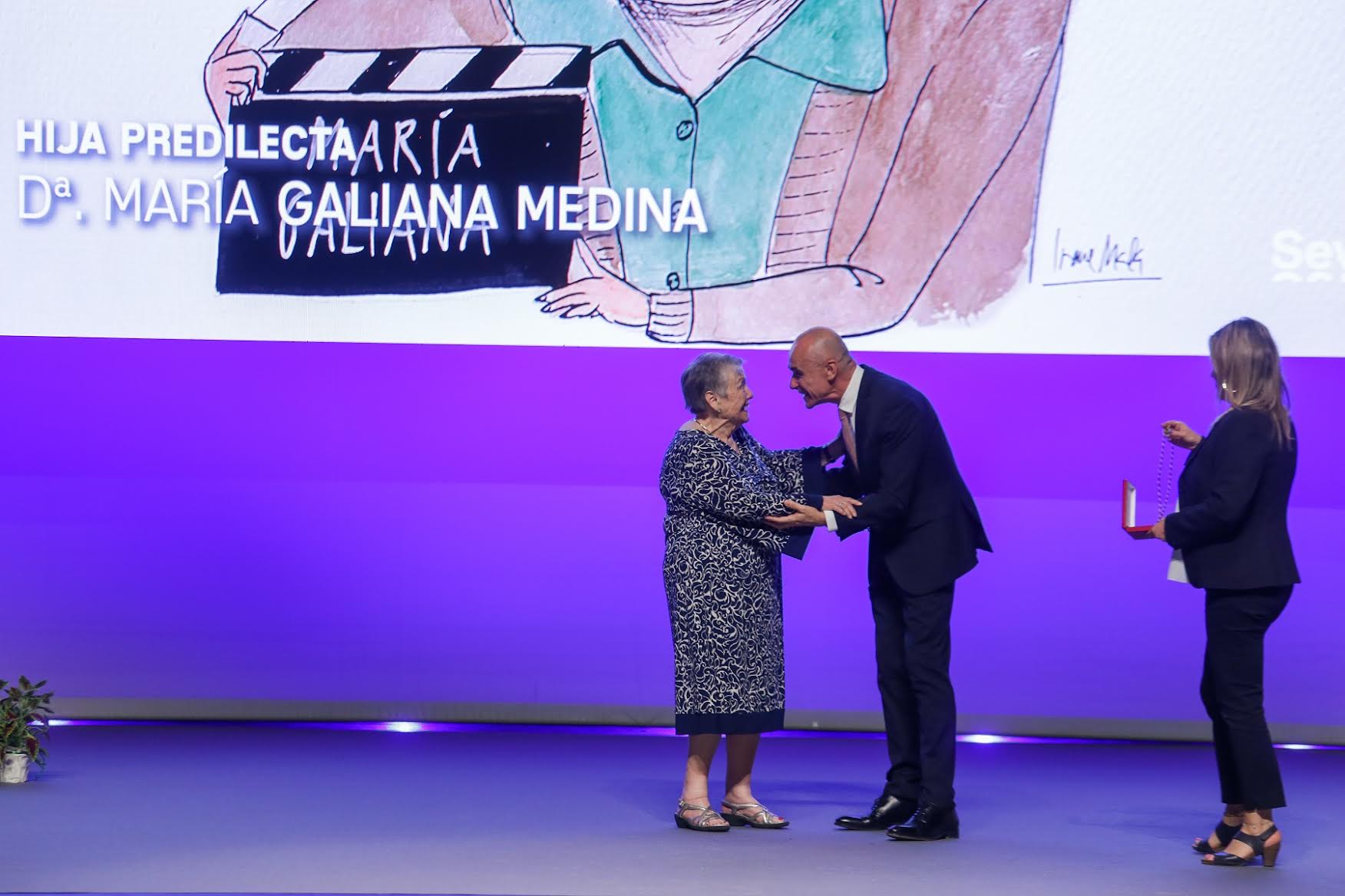 La actriz María Galiana recibe el premio de Hija Predilecta de Sevilla.