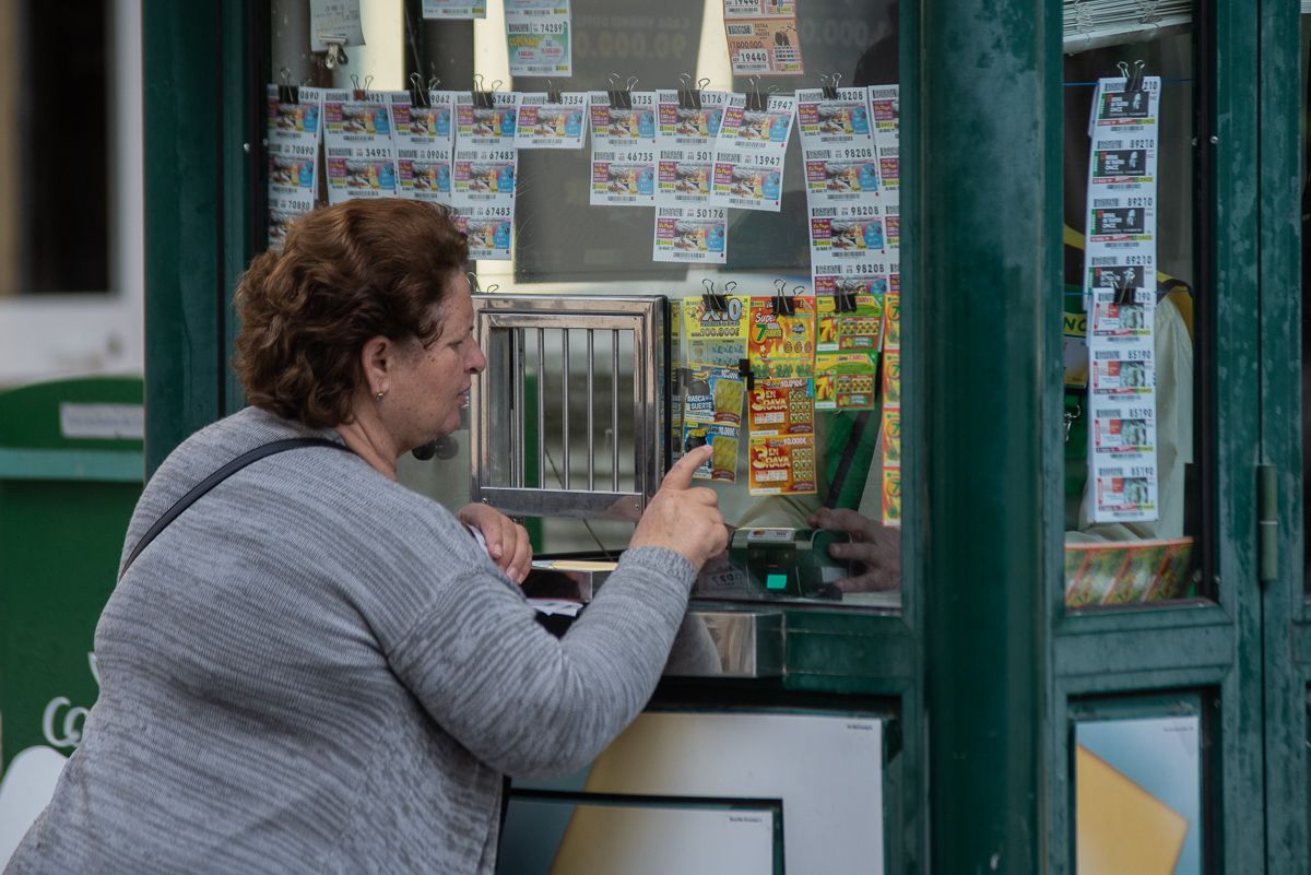 Una mujer compra cupones en un puesto de la ONCE, en una imagen de archivo.