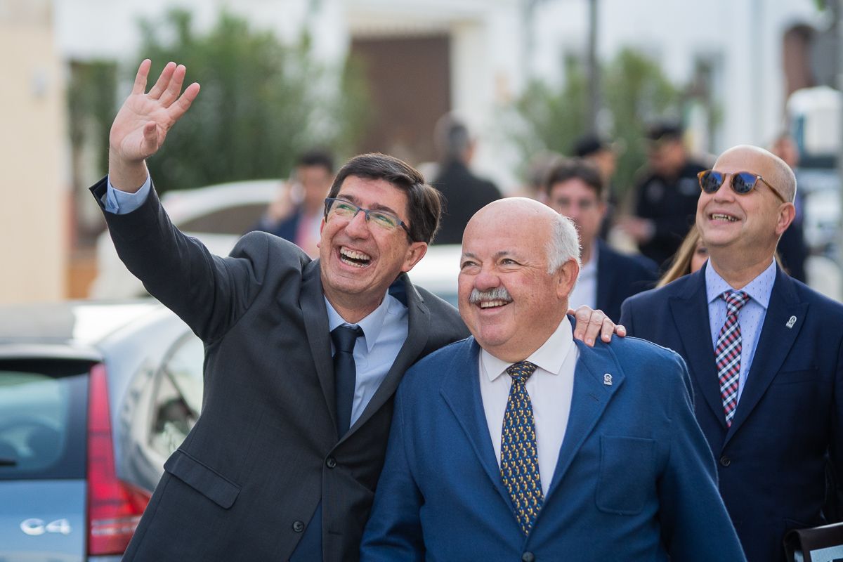 El vicepresidente de la Junta, Juan Marín, junto al  consejero de Salud, Jesús Aguirre, a su llegada al Palacio de los Guzmán, el año pasado en Sanlúcar. FOTO: MANU GARCÍA. 