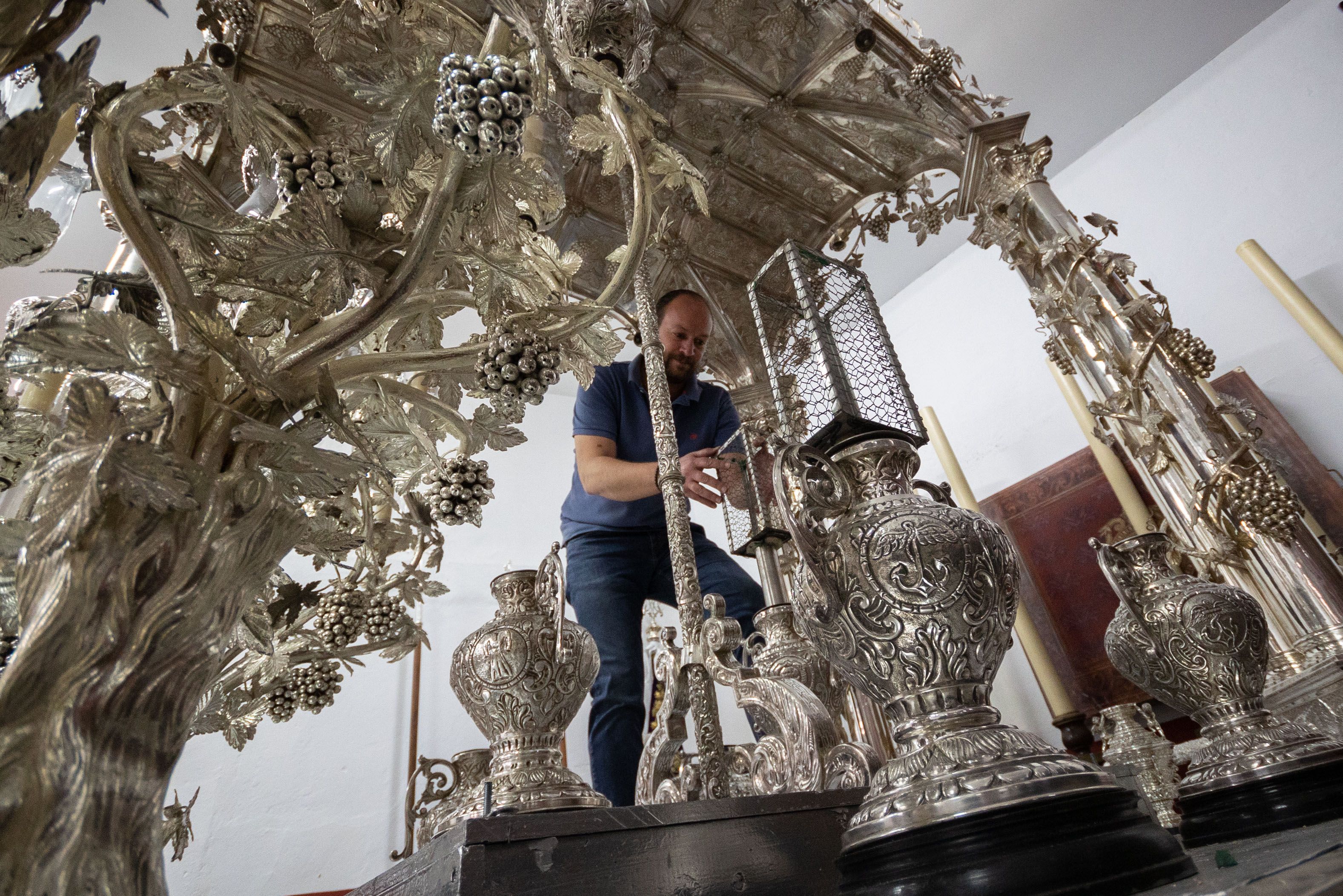 En las vísperas del Rocío de Jerez: más de 230 vehículos de tracción mecánica y animal y 300 jinetes. El prioste de la hermandad, Manuel Alejandro Oliveras, preparando la carreta del simpecado para la salida el miércoles. En las vísperas del Rocío de Jerez: más de 230 vehículos de tracción mecánica y animal y 300 jinetes. El prioste de la hermandad, Manuel Alejandro Oliveras, preparando la carreta del simpecado para la salida el miércoles.