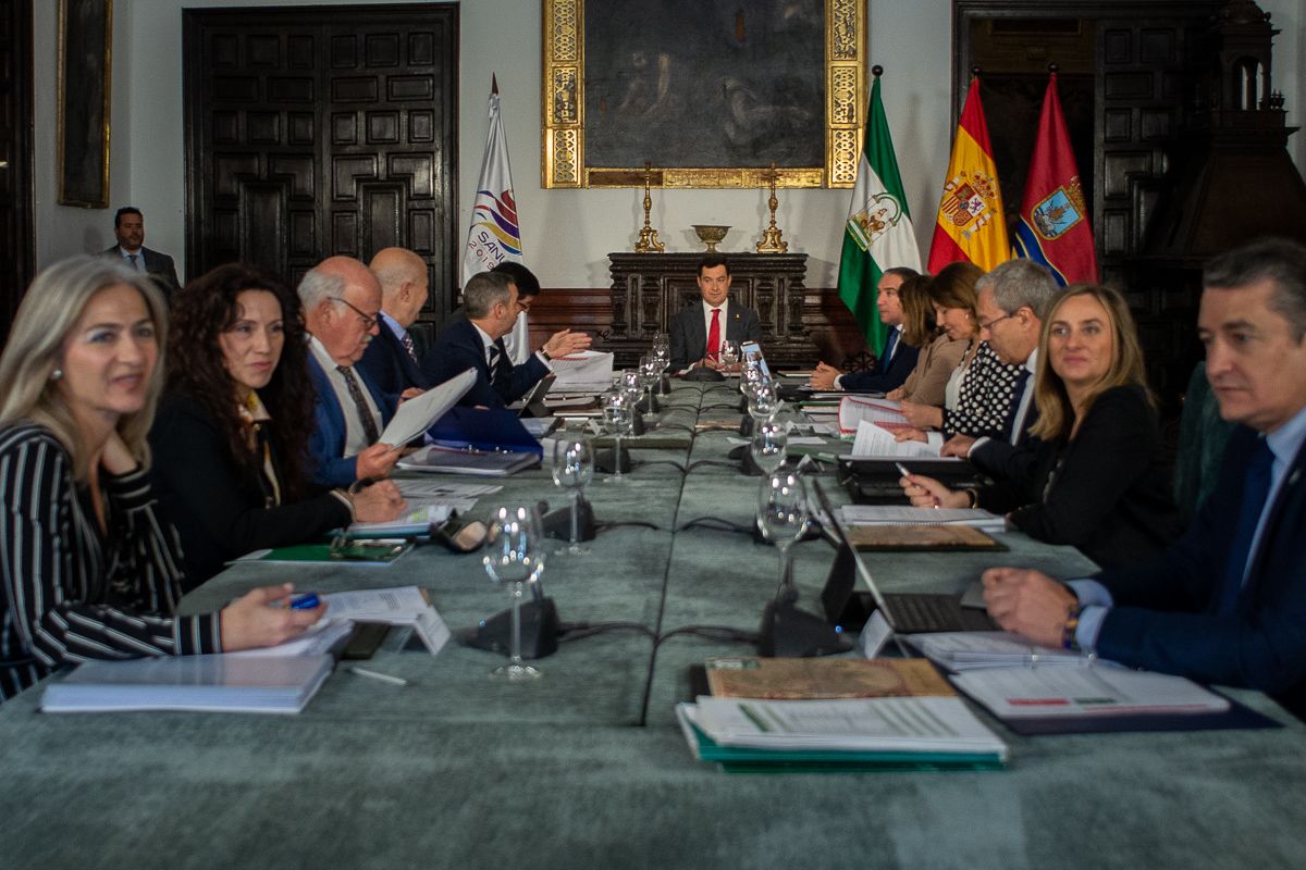 Consejo de Gobierno de la Junta, hace unos meses en Sanlúcar, con Antonio Sanz en primer término. FOTO: MANU GARCÍA