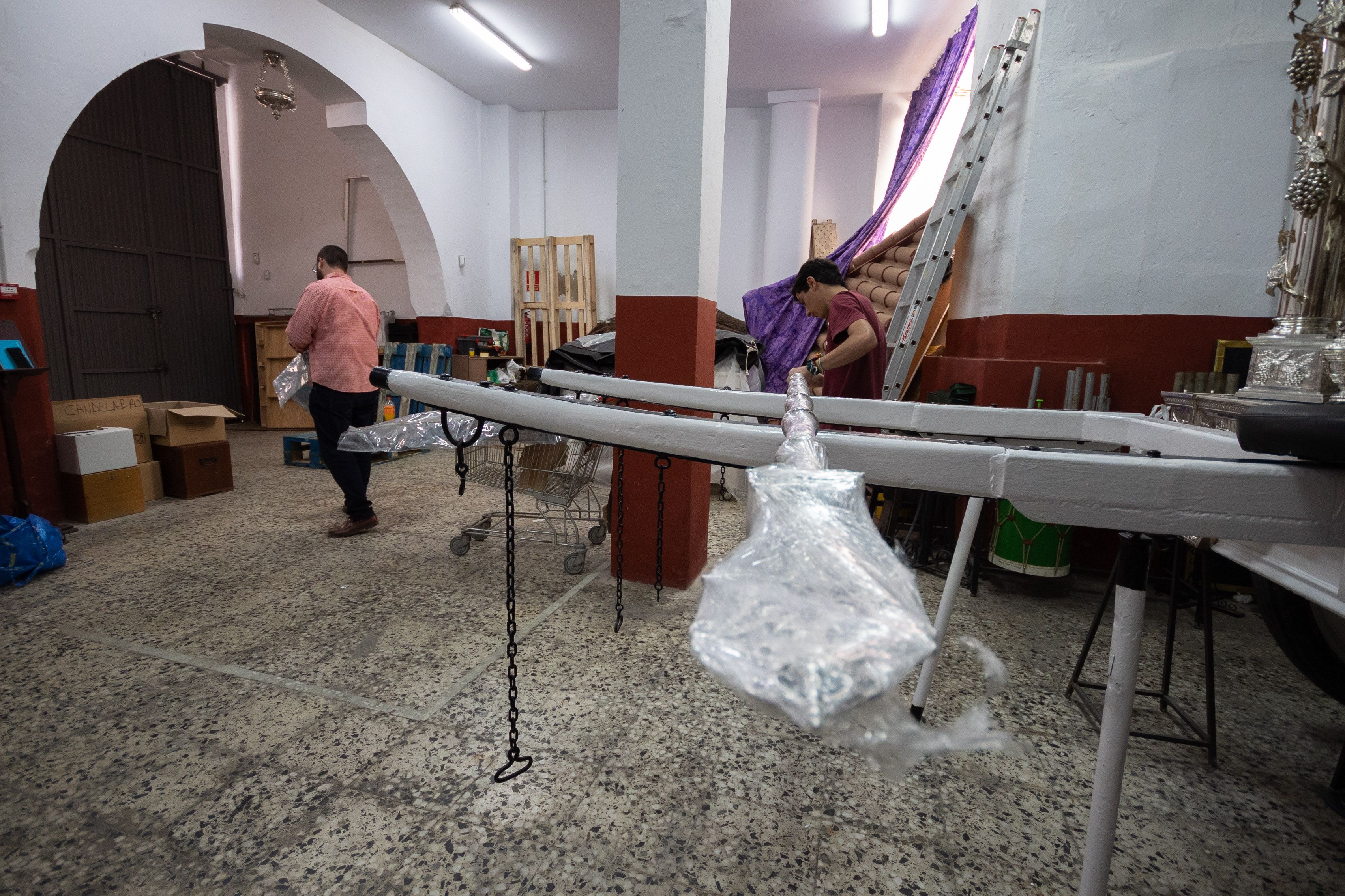 Todo preparado: la vara donde se engancharán los mulos y, en primer término, el asta de mano del simpecado .    MANU GARCÍA