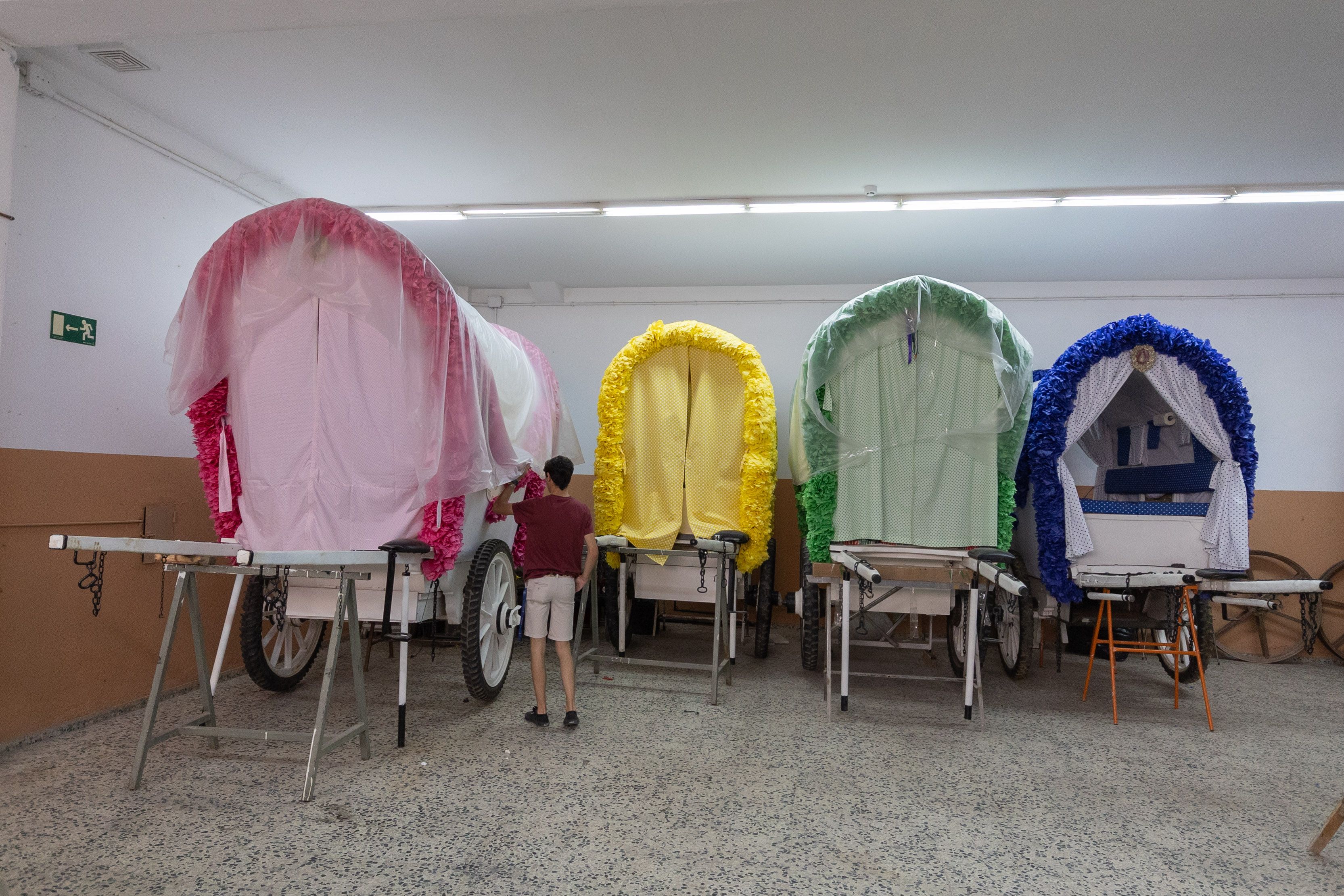 Algunos de los carros ya preparados para el camino, ayer, en el local donde se guardan todo el año. MANU GARCÍA