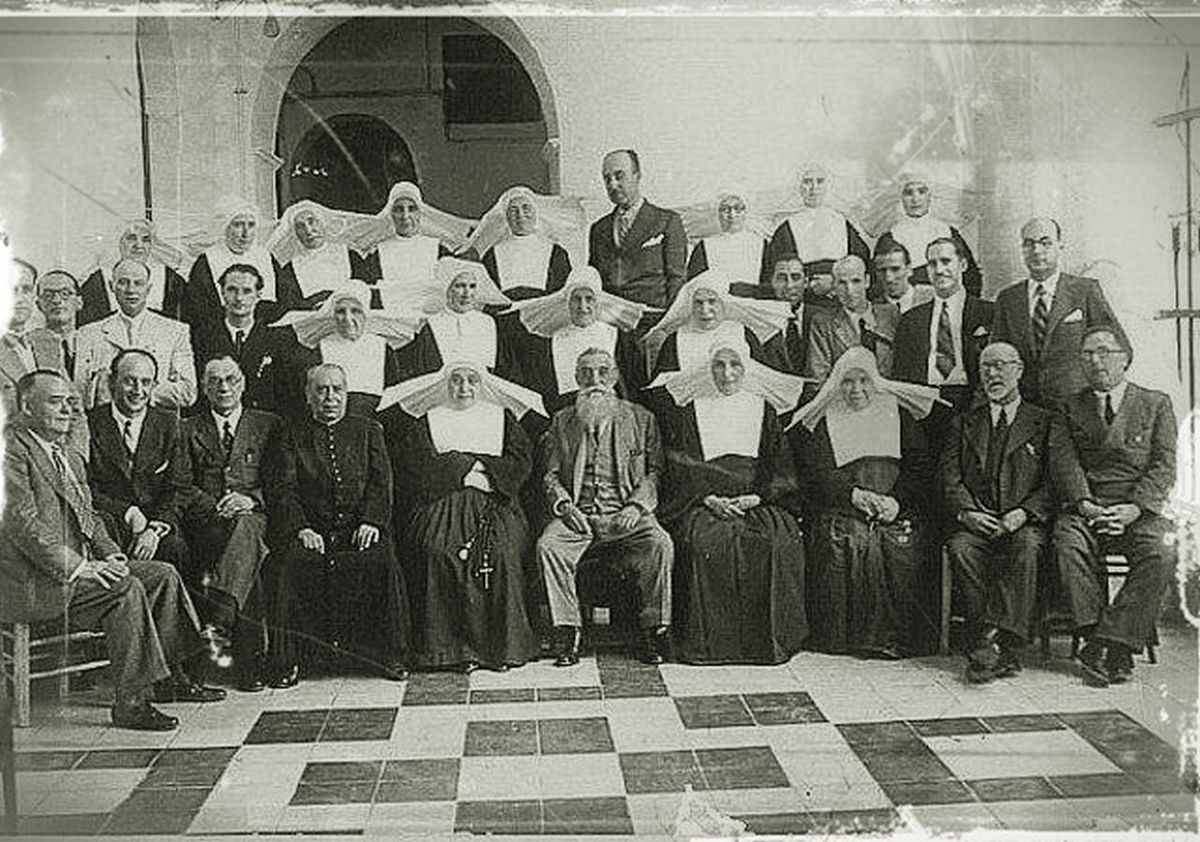 Las hermanas de la Caridad en el Hospital de Santa Isabel de la calle de la Merced en una fotografía de mediados del siglo pasado