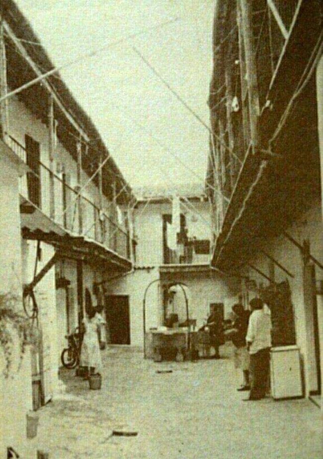 Una fotografía antigua de un patio de vecinos de la calle Nueva, pleno barrio de Santiago de Jerez