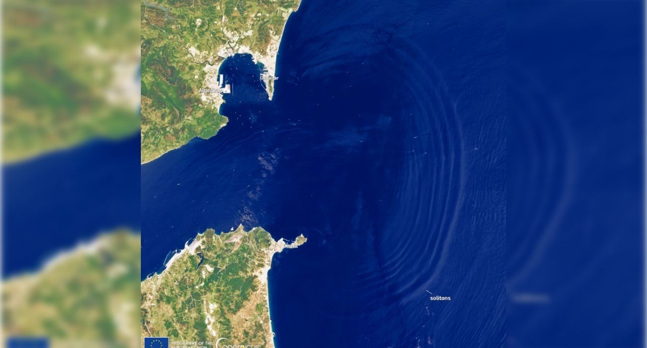 Los solitones u ondas de gravedad detectados por el satélite Sentinel 2 en el Estrecho de Gibraltar.