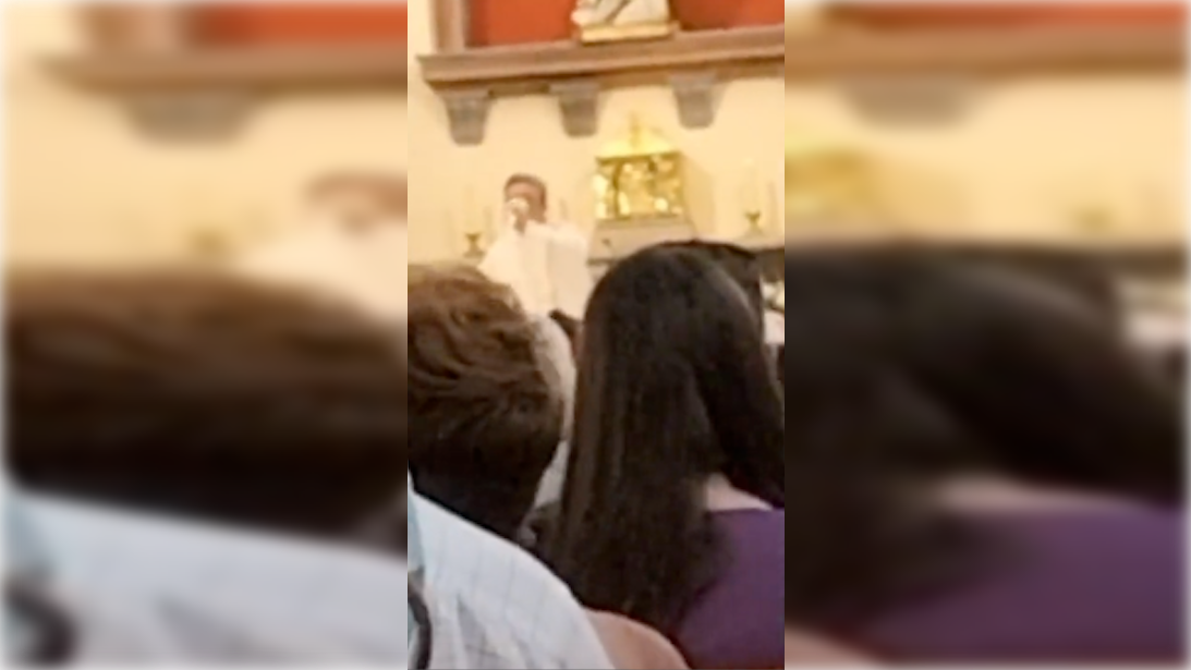 El cura de Lahiguera, eructando durante la comunión.