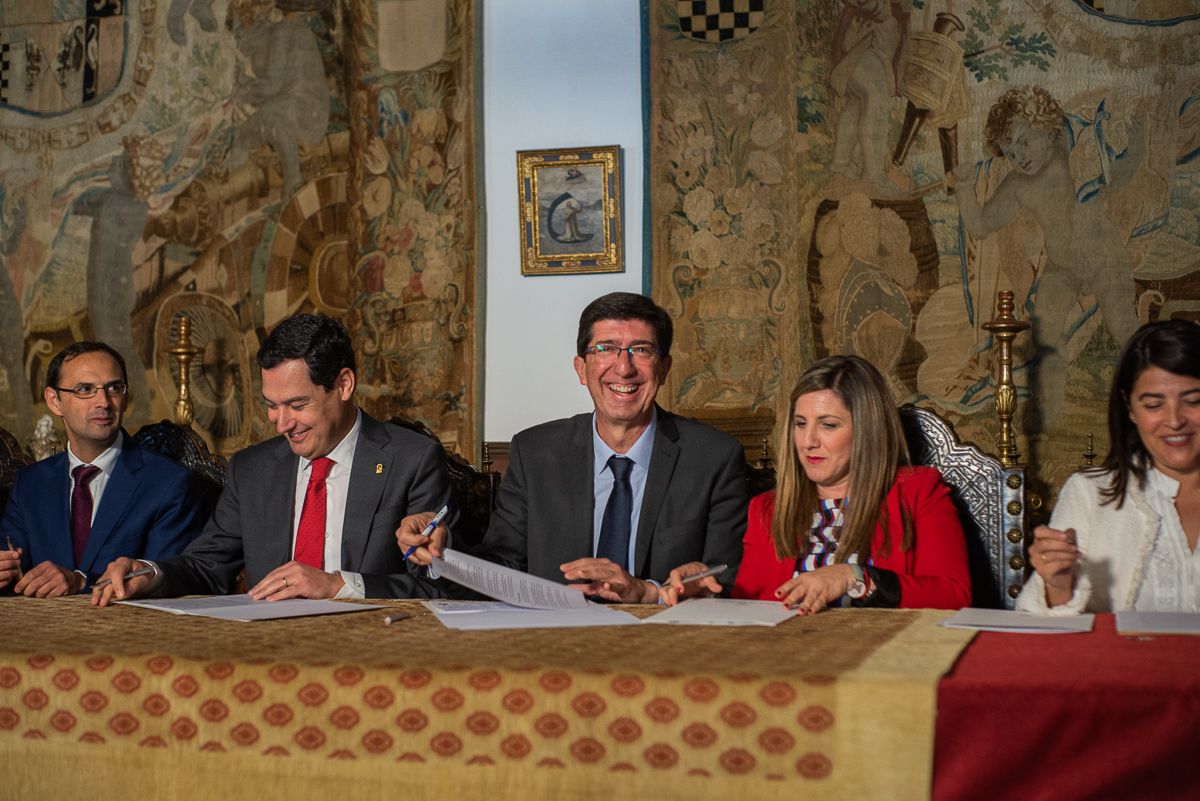 El presidente de la Junta, Juanma Moreno, y el vicepresidente, Juan Marín, durante la firma del protocolo de circunnavegación en Sanlúcar. FOTO: MANU GARCÍA. 
