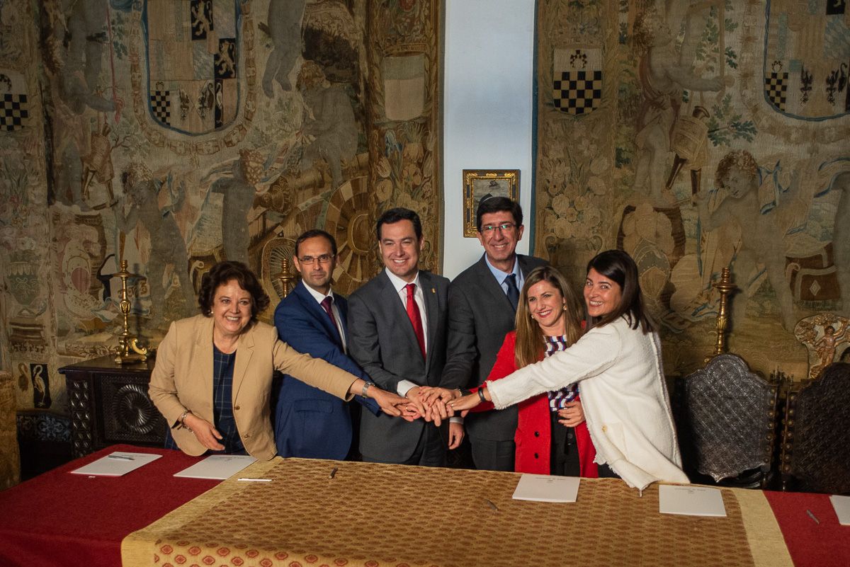 Acuerdo entre Juanma Moreno, Juan Marín, el alcalde de Sanlúcar, Víctor Mora; la presidenta de la Diputación de Cádiz, Irene García; la teniente de alcalde del Ayuntamiento de Sevilla Carmen Castreño y la vicepresidenta de la Diputación de Sevilla, Agripi