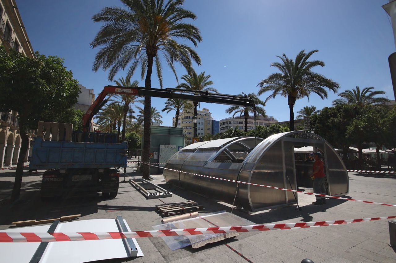 Los operarios desmontan el hangar de bicicletas del Arenal este martes