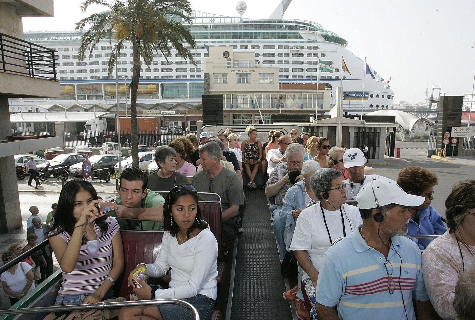 Turistas cerca del puerto de Cádiz, en una imagen retrospectiva.