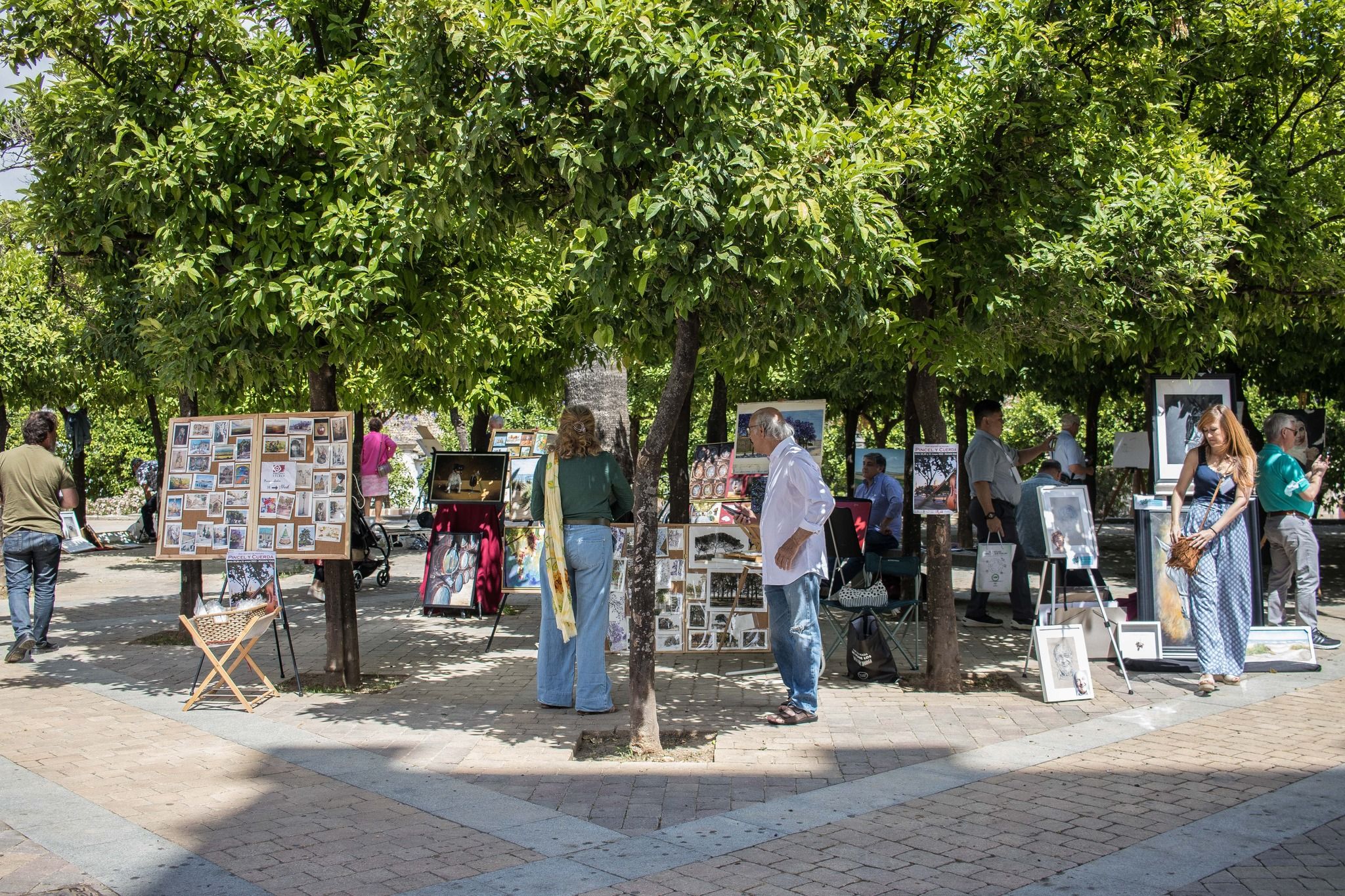 Una maravillosa mañana de pinceles y cuerdas junto al Alcázar de Jerez, en una imagen del pasado lunes.