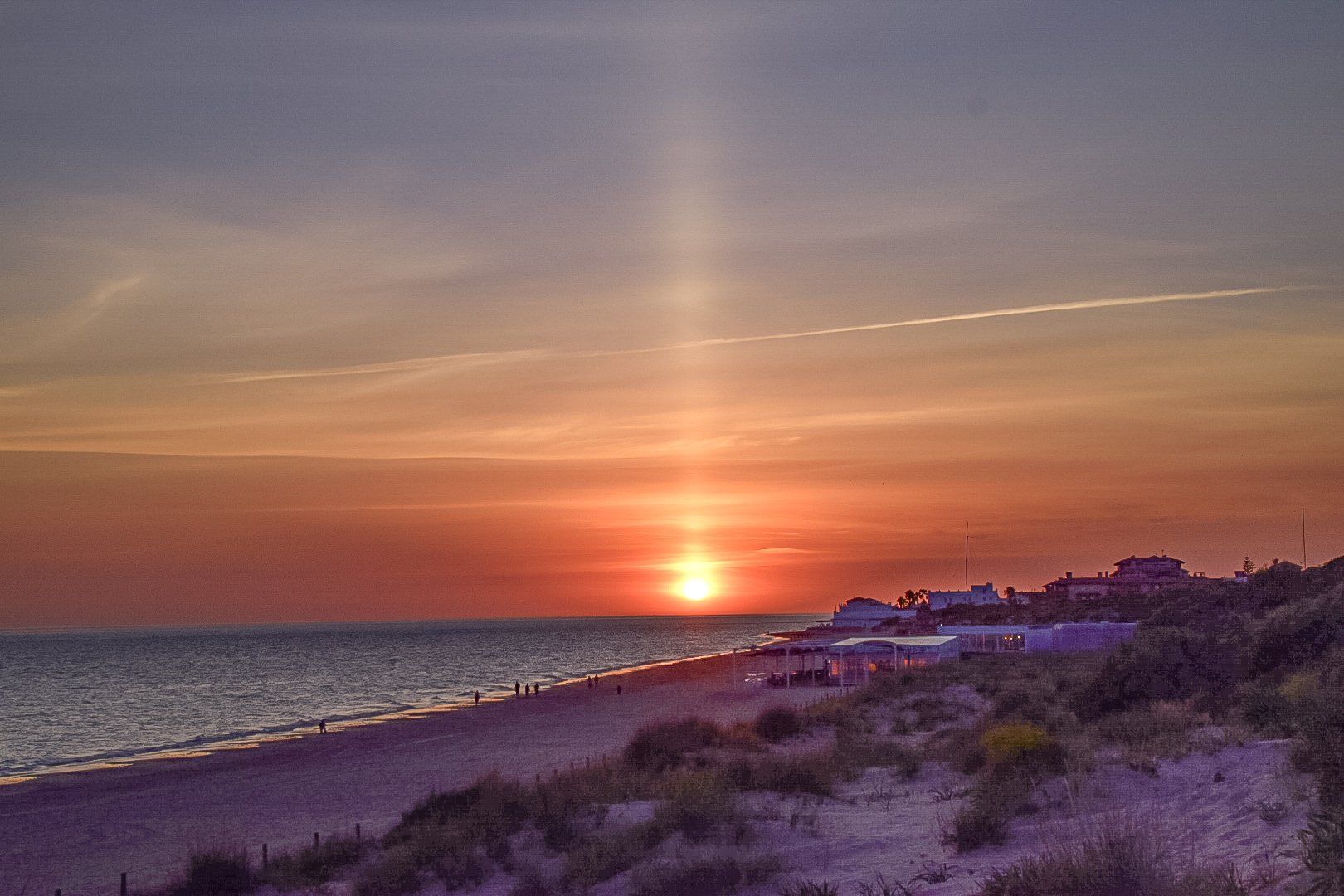 Imagen de un pilar solar sobre la playa de Rota.