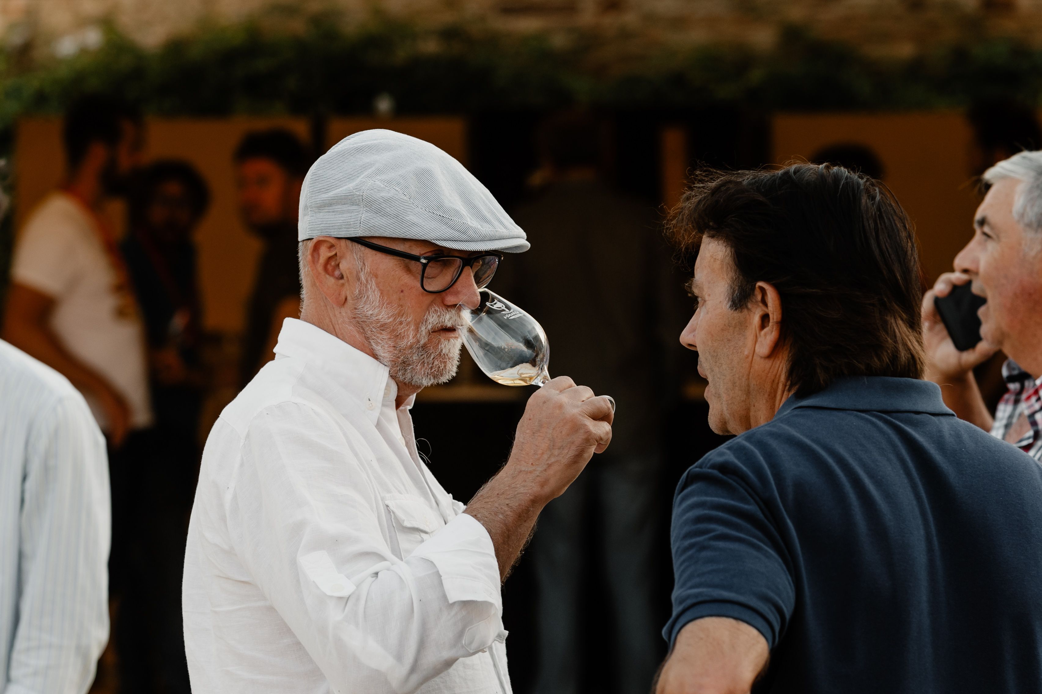 Un hombre catando un vino en un stand de Vinoble