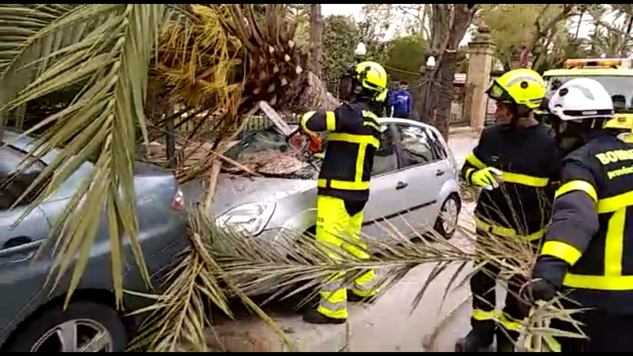Una de las actuaciones de bomberos en Cádiz.
