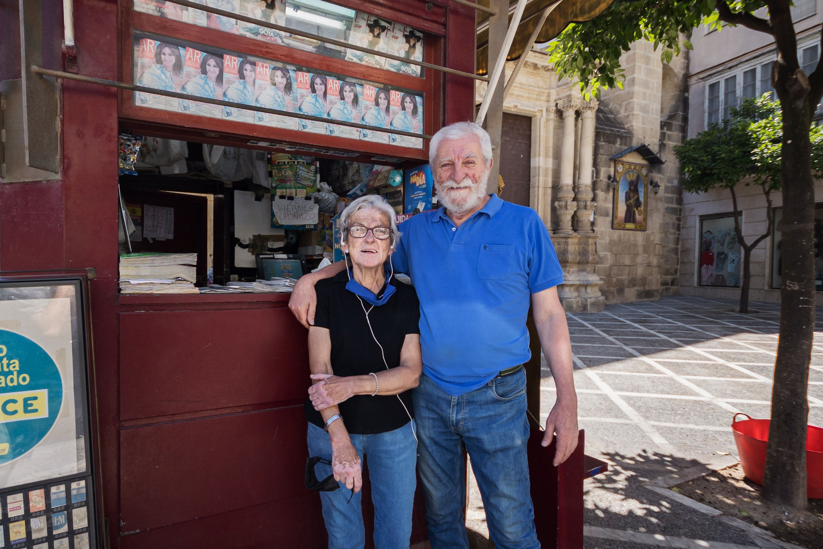 Jesús Delgado y Carmen Nieto se despiden de su quiosco en San Francisco, en Jerez.