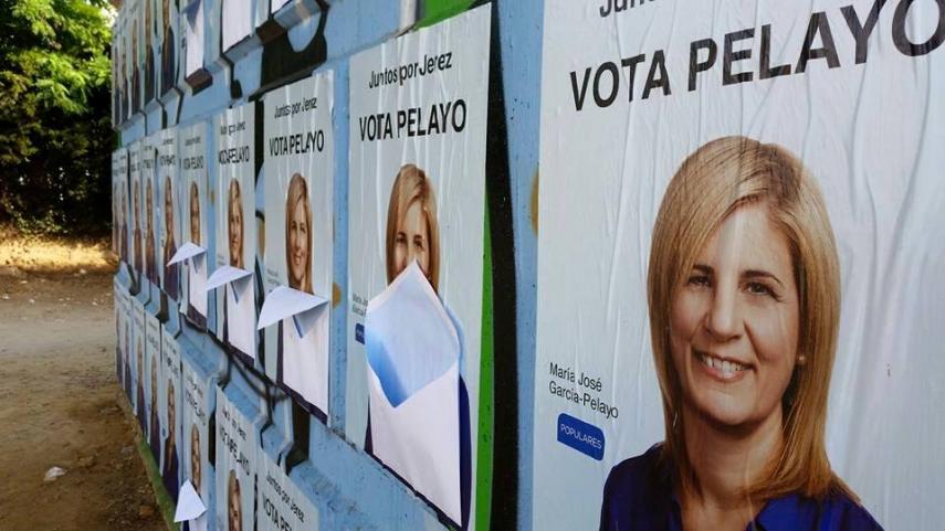 Carteles electorales, en 2015, de Pelayo con sobres pegados en alusión a la Gürtel y Bárcenas.