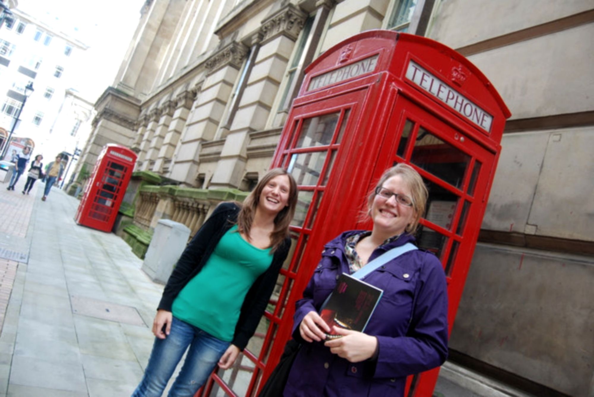 Marta, a la derecha, emigró a Inglaterra en 2010 y ahora reside en Birmingham.
