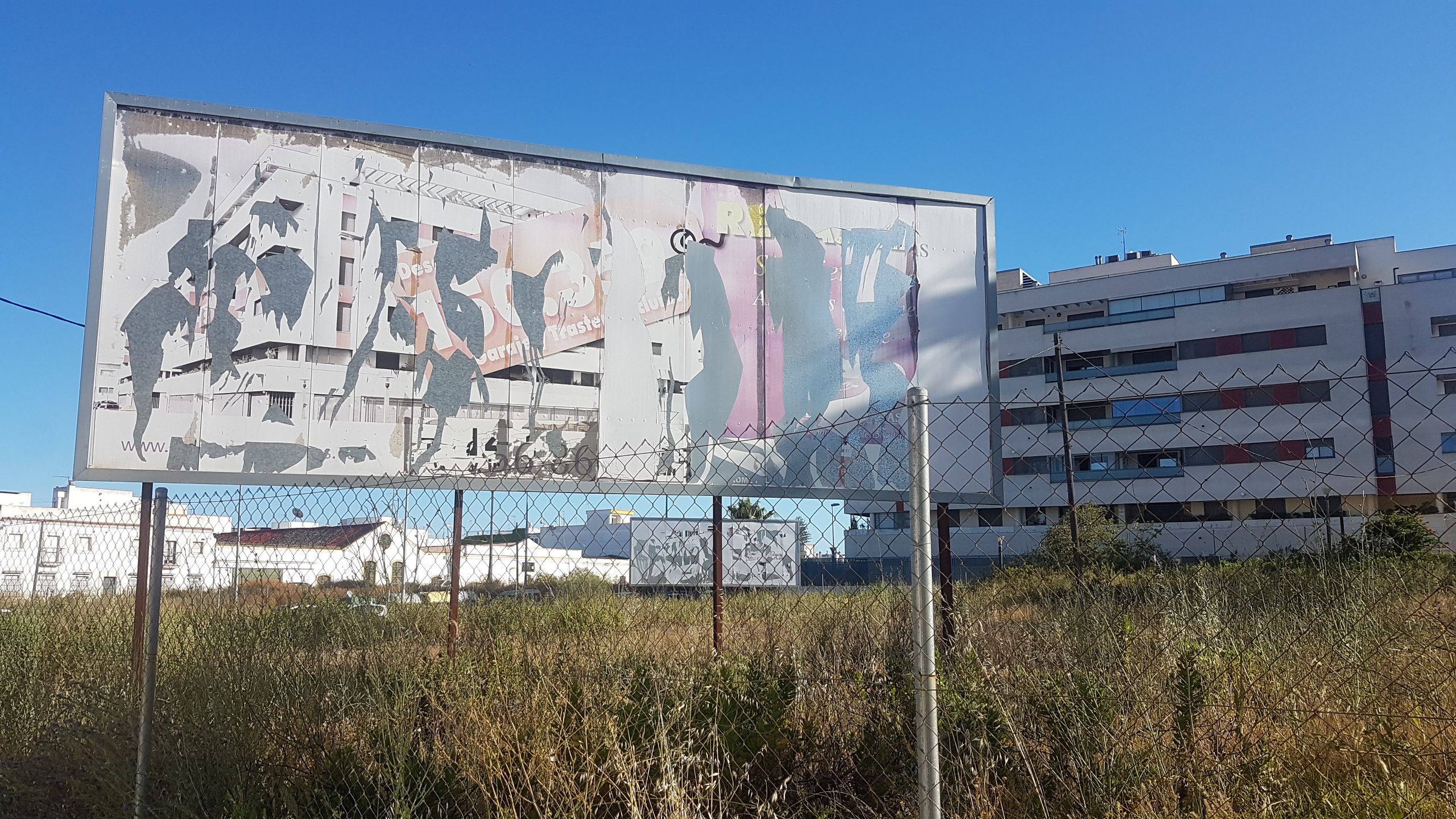 Parcelas con rastrojos y basura.