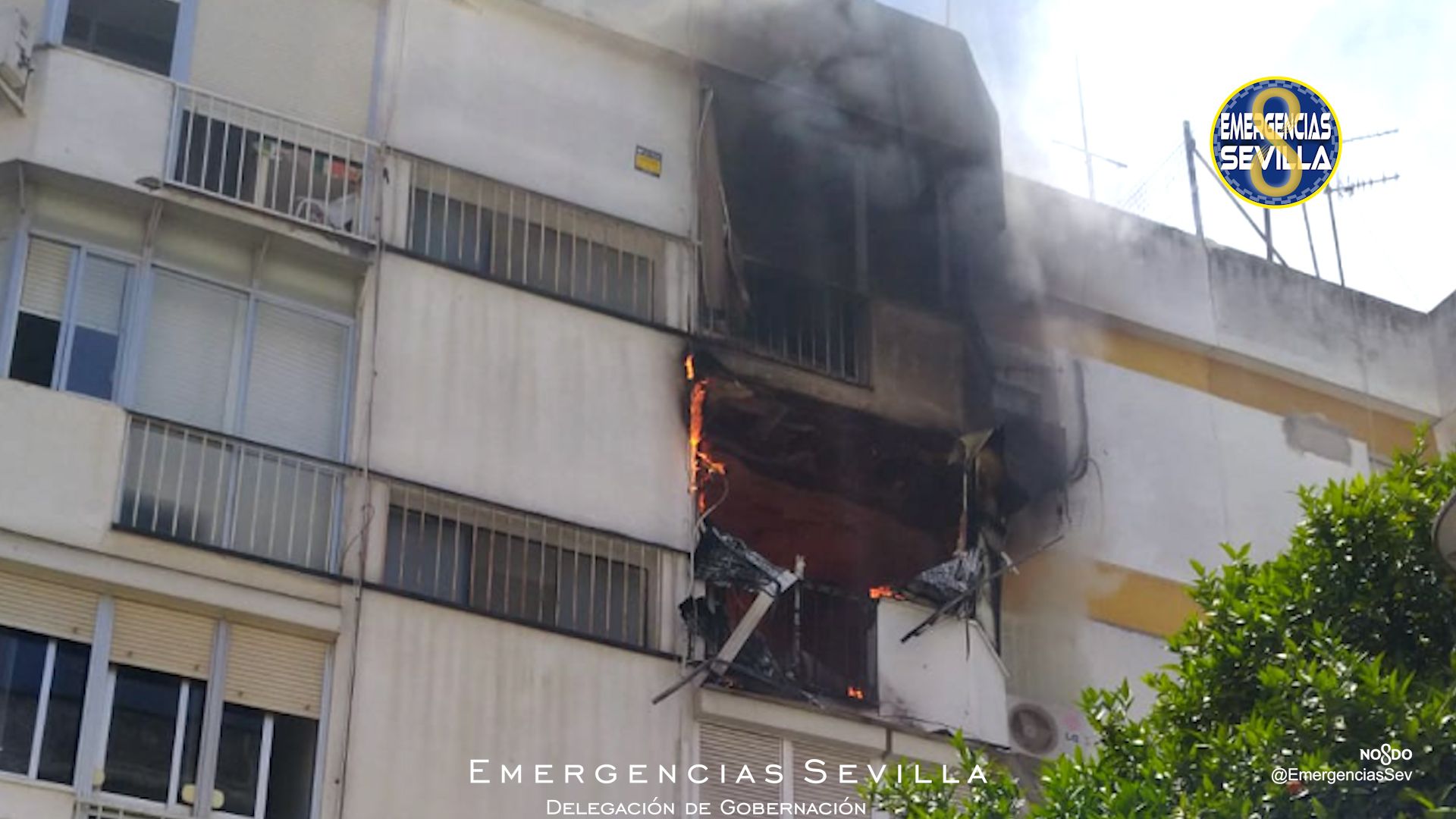 El voraz incendio que ha destrozado una vivienda en Sevilla.