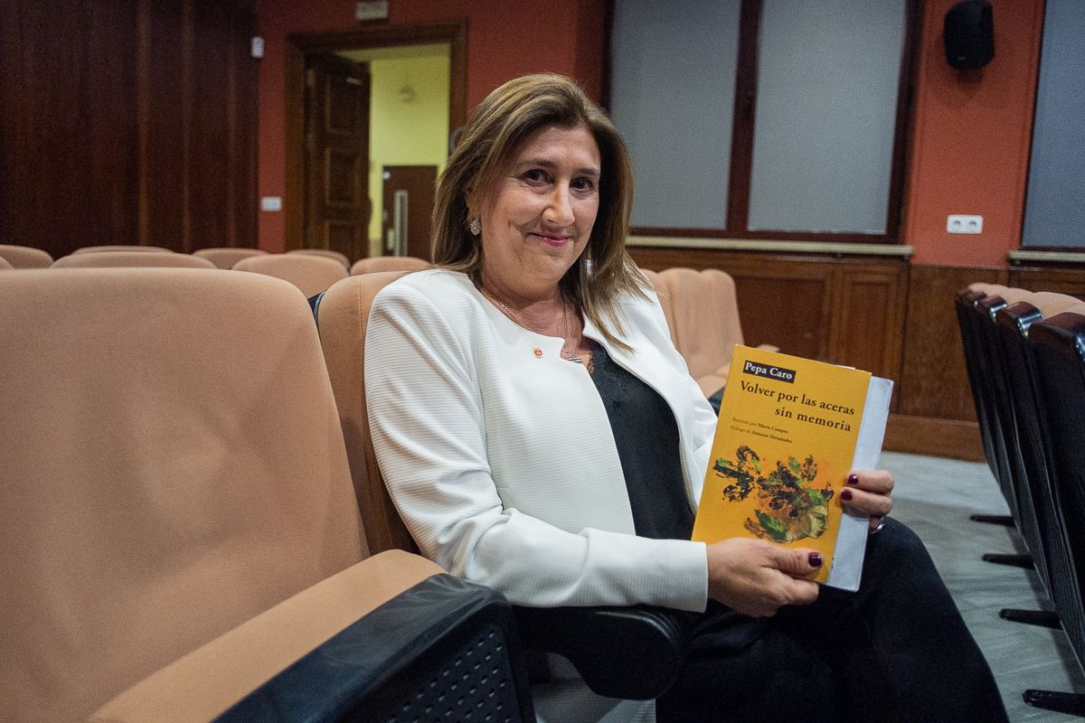 Pepa Caro posa con su libro, 'Volver por las aceras sin memoria'. FOTO: MANU GARCÍA