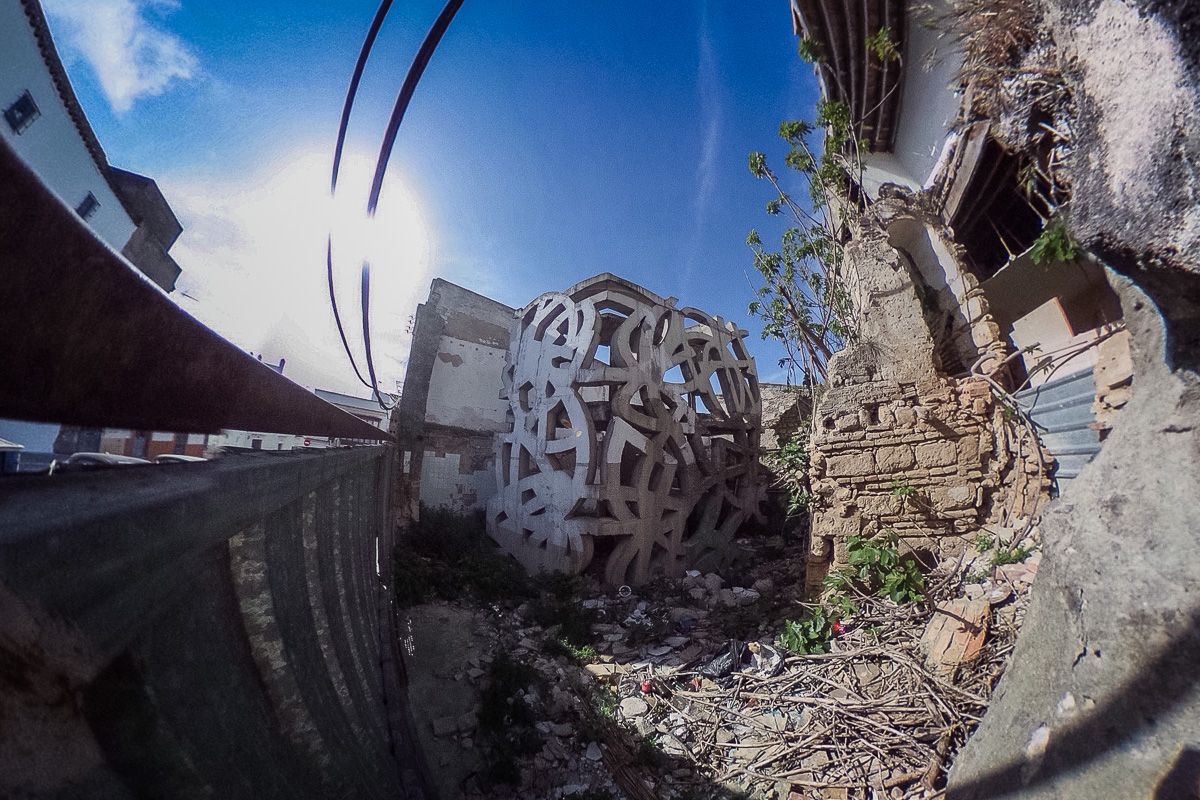 La pieza expositiva de lo que iba a ser la Ciudad del Flamenco, diseñado por Herzog  y de Meuron en 2004, abandonada en uno de los solares de plaza Belén y ya demolida.