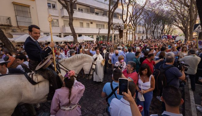 El hermano mayor, Joaquín Vallejo, a caballo en la salida de la hermandad.    MANU GARCÍA