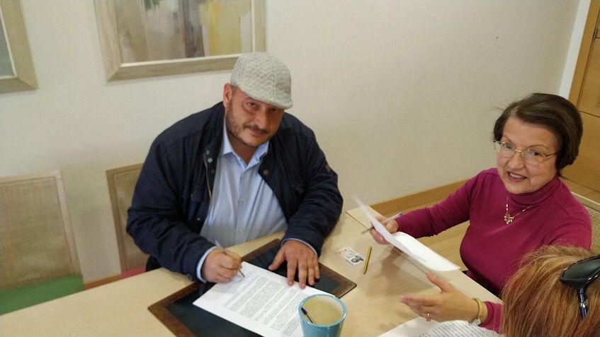 Raúl Ruiz-Berdejo firma ante notario el compromiso de Adelante Jerez con los trabajadores municipales.