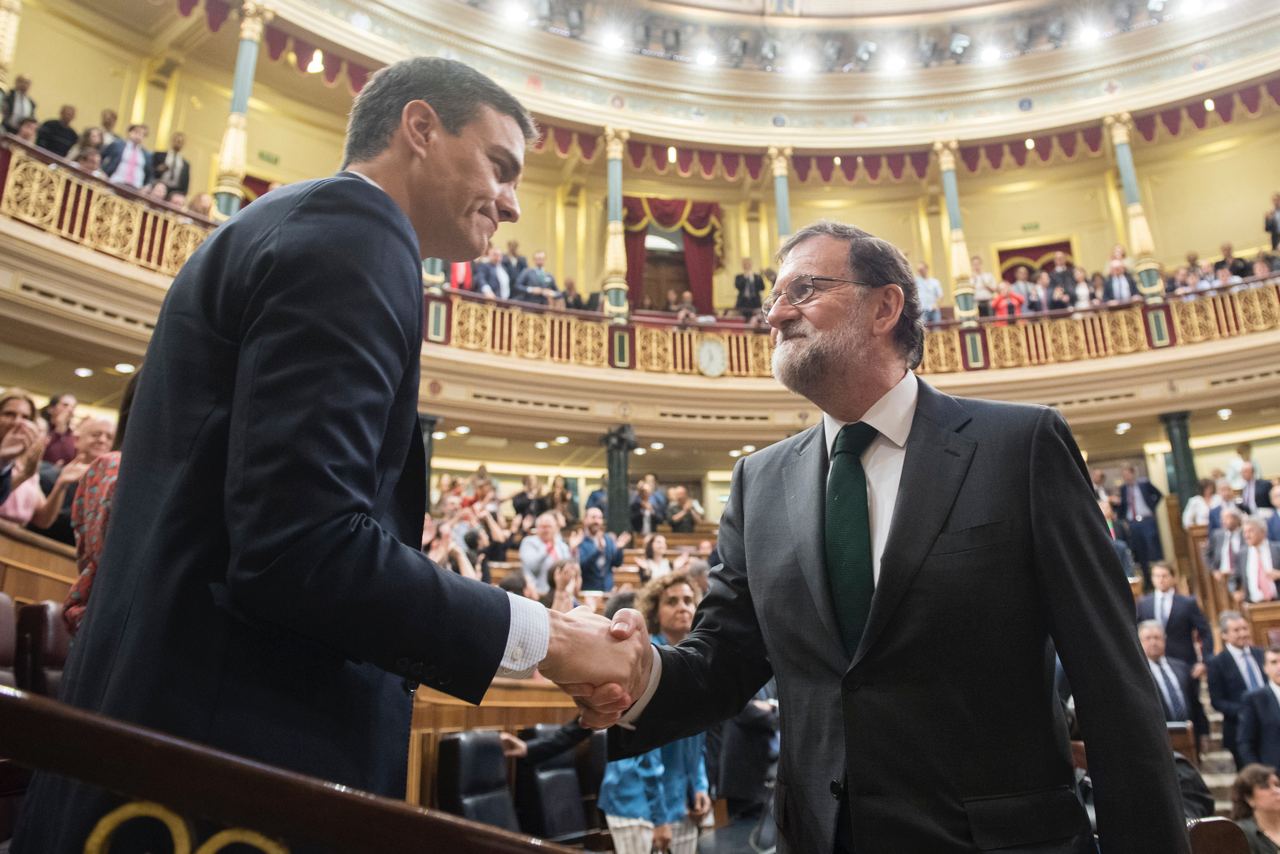 Rajoy felicitando a Pedro Sánchez.